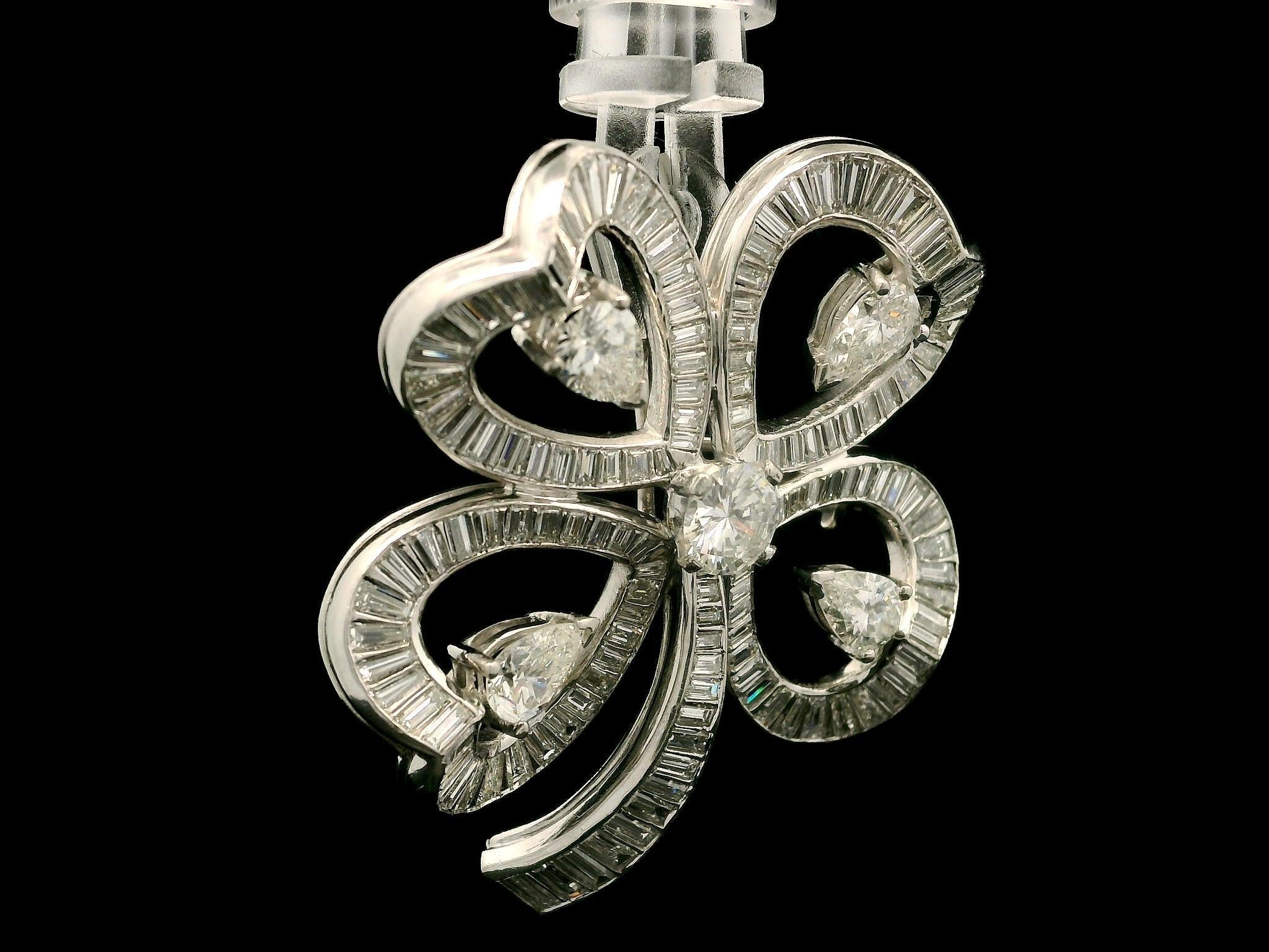 Vintage Gorgeous Platinum 8.75ctw Diamond Covered 4 Leaf Clover Heart Pin Brooch Corte brillante en venta
