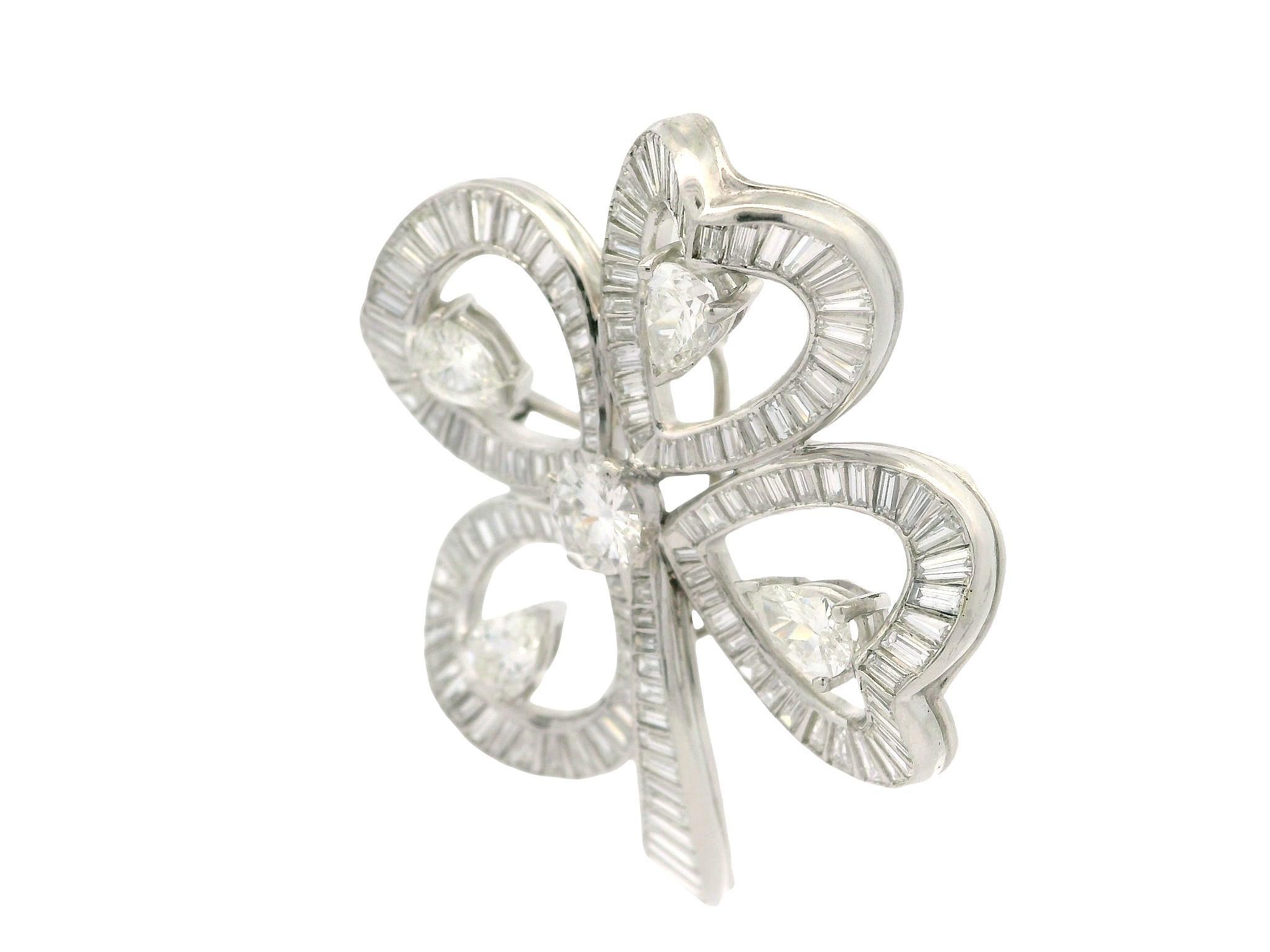Vintage Gorgeous Platinum 8.75ctw Diamond Covered 4 Leaf Clover Heart Pin Brooch en Excelente estado para la venta en Montclair, NJ