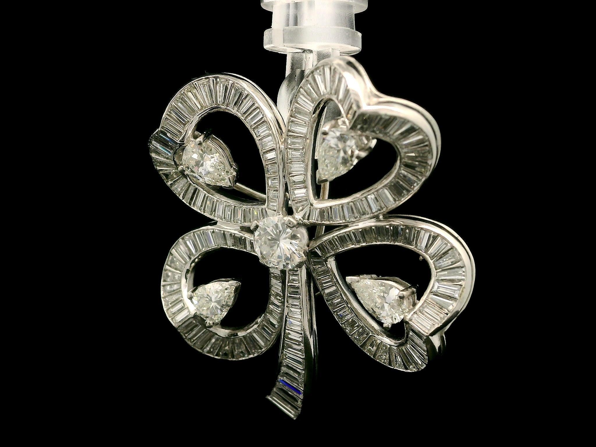 Vintage Gorgeous Platinum 8.75ctw Diamond Covered 4 Leaf Clover Heart Pin Brooch en venta 3