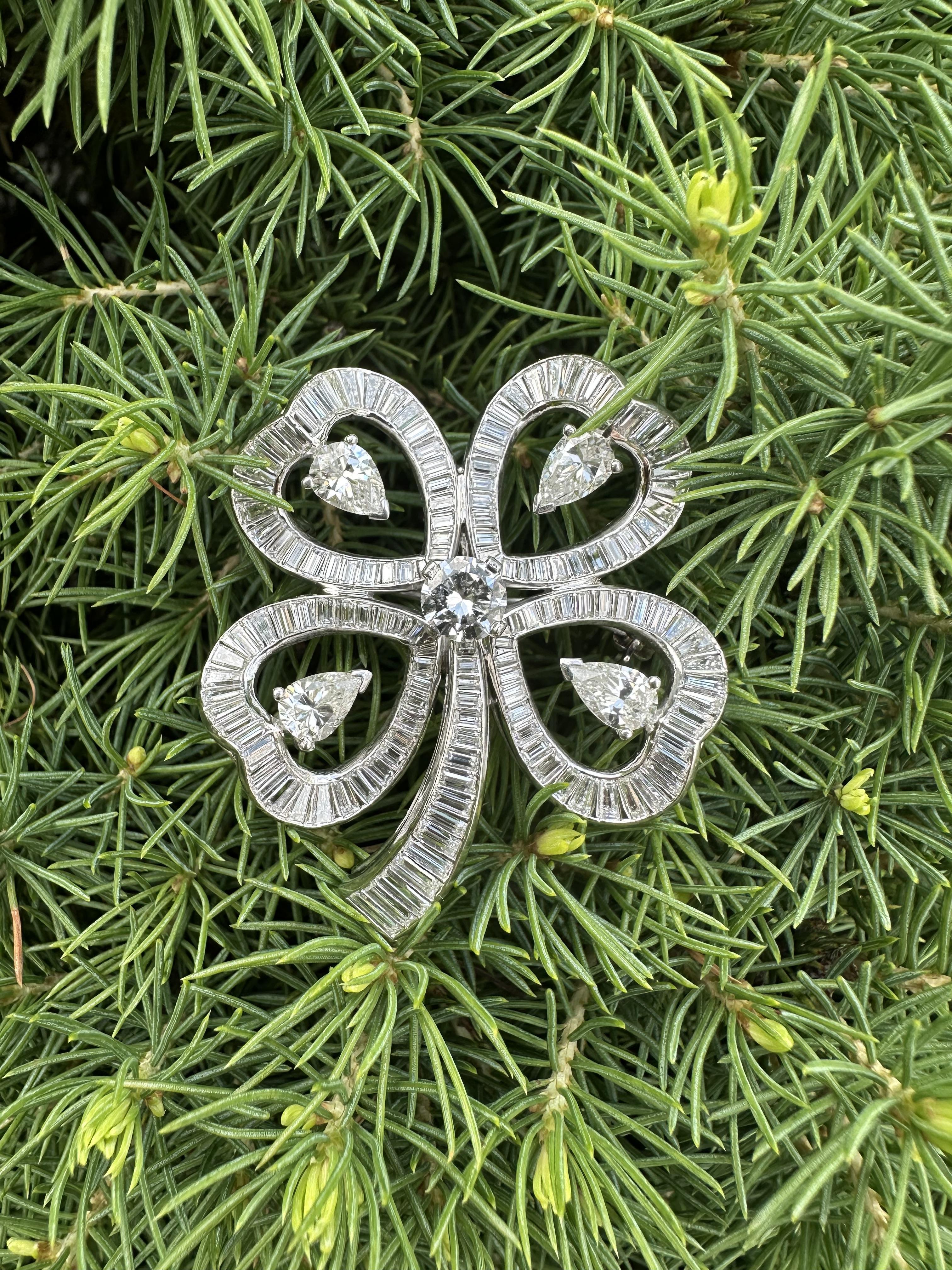Vintage Gorgeous Platinum 8.75ctw Diamond Covered 4 Leaf Clover Heart Pin Brooch en venta 4