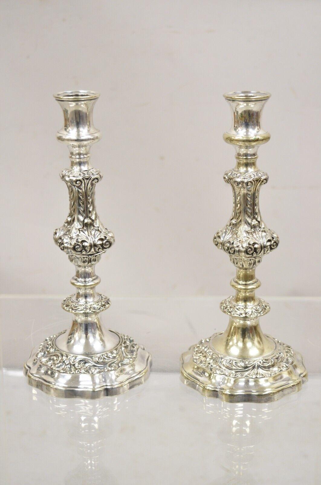 Paire de chandeliers à bougie unique en métal argenté repoussé de style baroque Vintage de Gorham.