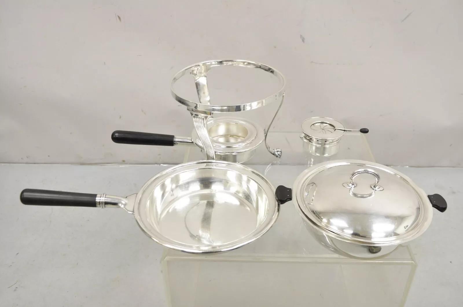 Alte Gorham CO. Englisch Edwardian Paw Foot Silber plattiert Chafing Dish Warmer. Der Artikel verfügt über ebonisierte Holzgriffe, Tatzenfüße, originale Flurmarken, sehr schöne Vintage-Wärmeschale. Circa Mitte des 20. Jahrhunderts. Abmessungen: 10