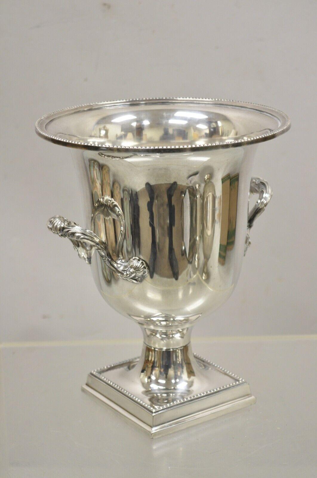 Vintage Gorham Silver Plated Trophy Cup Champagner Wein Chiller Ice Bucket. Der abgebildete Artikel ist ein schönes schweres Gewicht, abgestufter quadratischer Sockel, verzierte Doppelgriffe, Originalstempel, sehr schönes Vintage-Objekt, hochwertige