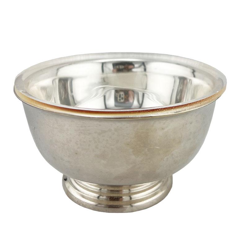 Questa splendida ciotola vintage in silverplate di Gorham offre un'eleganza senza tempo con una silhouette minimalista e una finitura riflettente. Realizzata a metà del secolo scorso dall'iconica Gorham Manufacturing Company, questa ciotola con