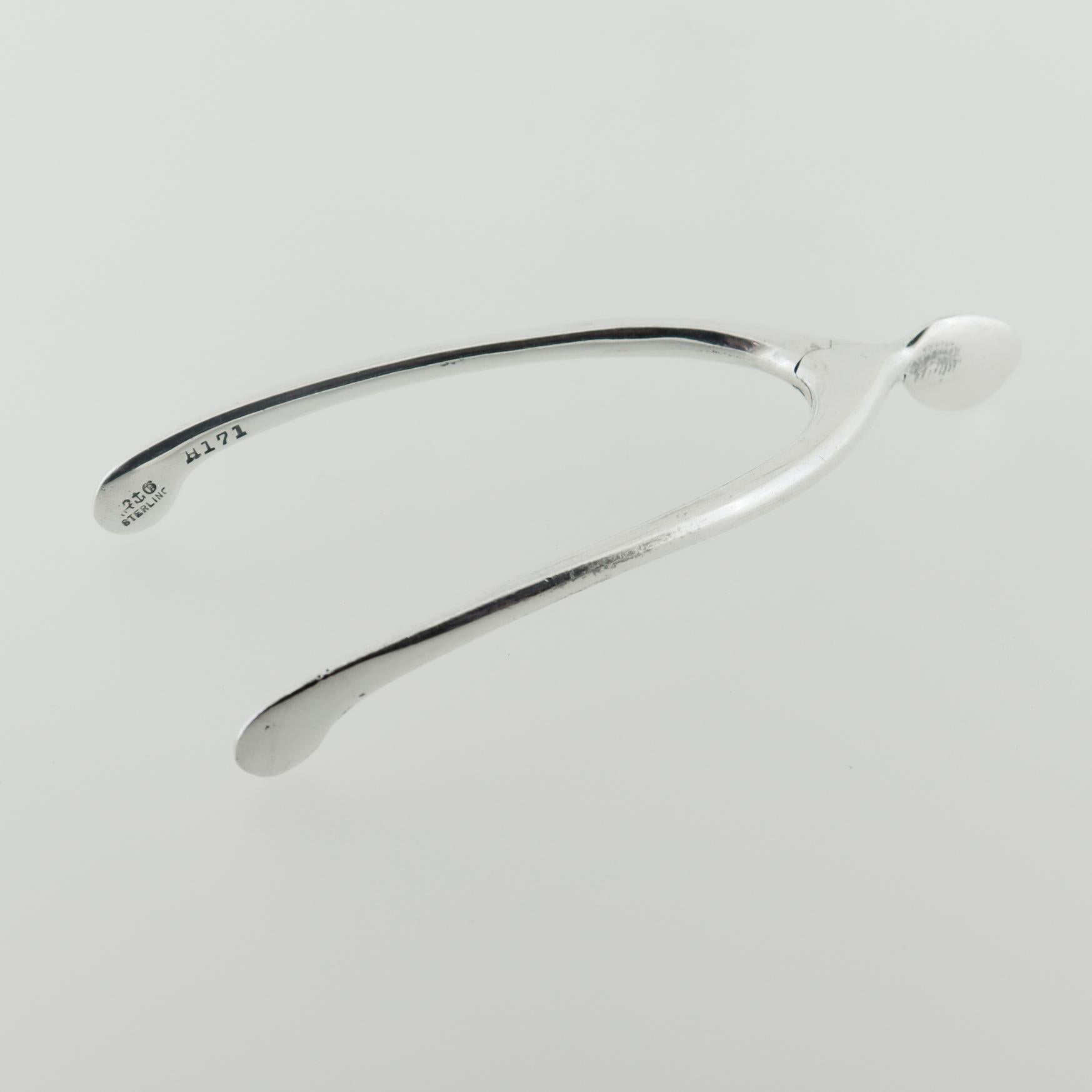 A fine pair of vintage sugar tongs.

By Gorham.

In sterling silver.

Pattern no. H171.

In the form of a wishbone.

Marked to the interior with Gorahm's maker's mark / Sterling / H171.

Simply a wonderful pair of tongs!

Date:
20th Century

Overall