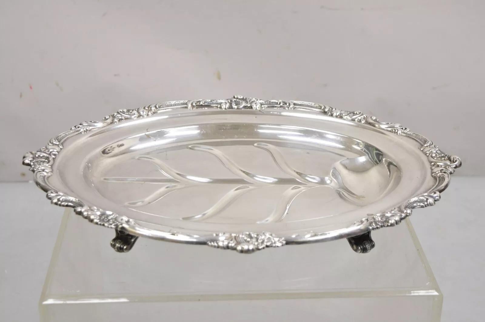 Vintage Gorham YC1620 Oval Silver Plated Meat Cutlery Serving Platter Tray. Elle repose sur des pieds ornés. Circa Mid 20th Century. Dimensions : 2