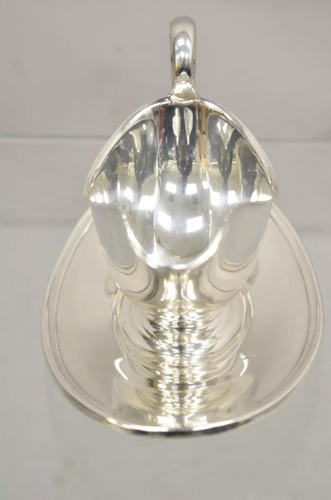 Vintage Gorham YC430 Silver Plated Victorian Gravy Boat With Attached Underplate In Good Condition For Sale In Philadelphia, PA