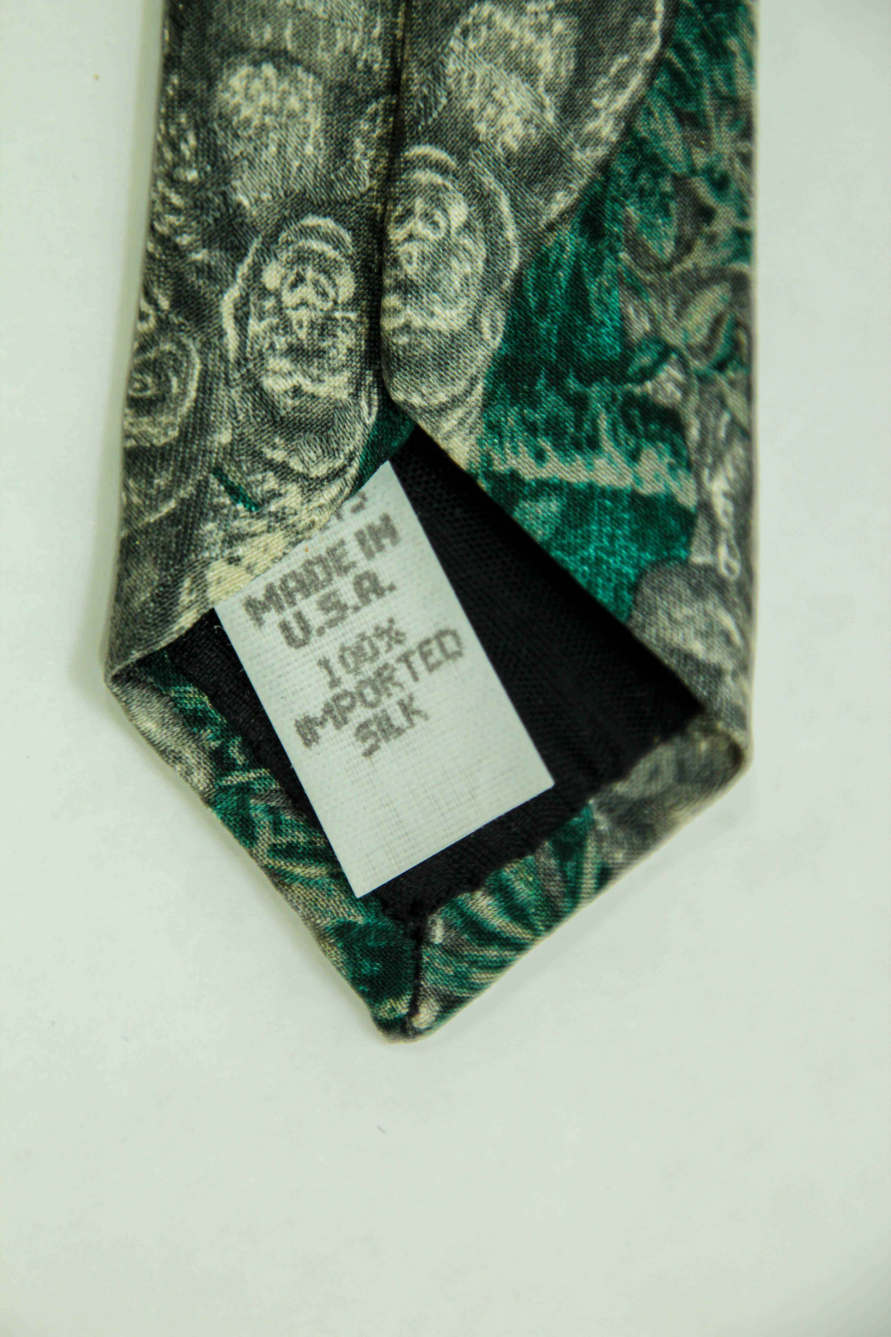 Vintage Gorillas Endangered Species Men’s Silk Neck Tie in Green Color 1990 In Good Condition For Sale In North Hollywood, CA