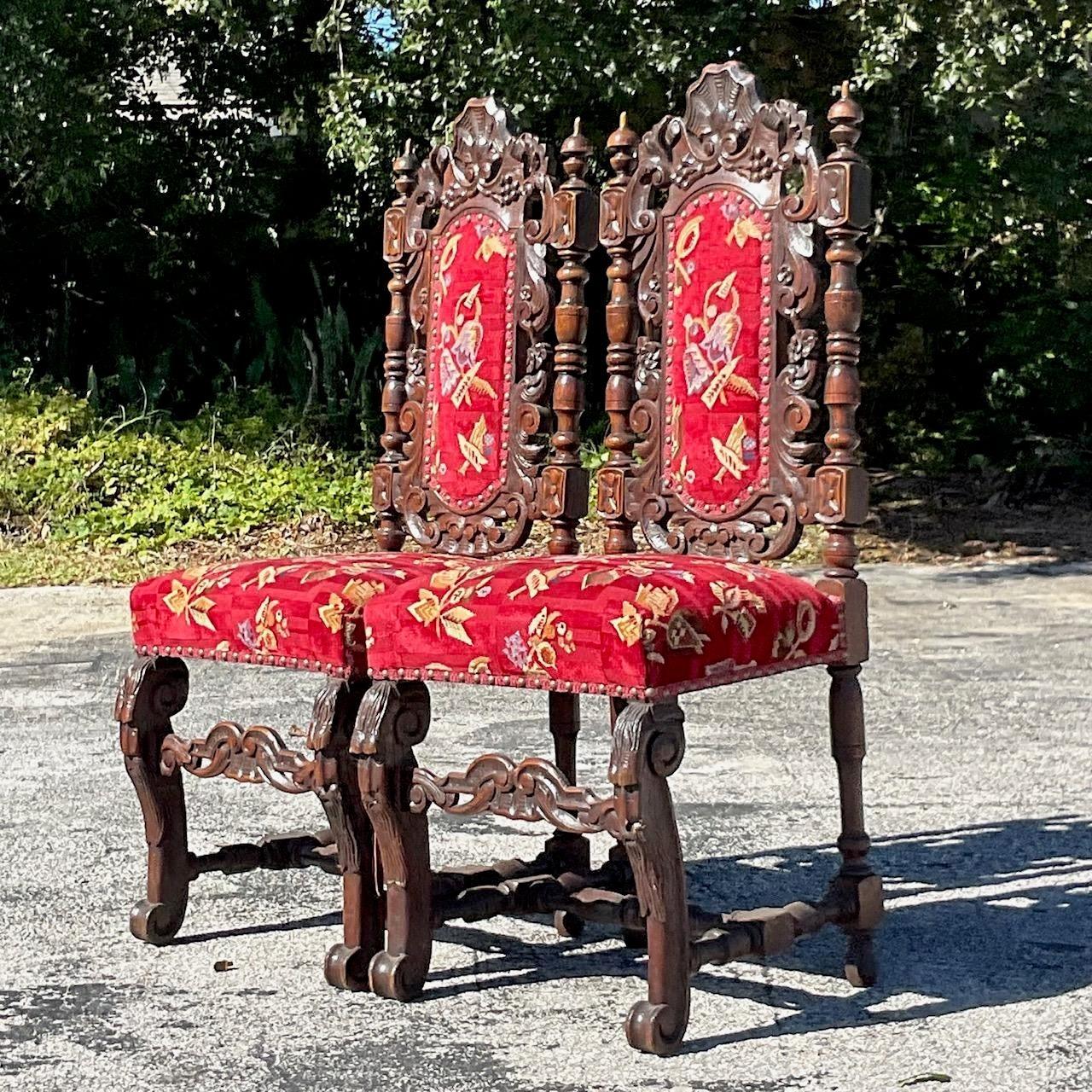 Gotische geschnitzte Holz-Esszimmerstühle im Vintage-Stil, Paar (Hollywood Regency) im Angebot