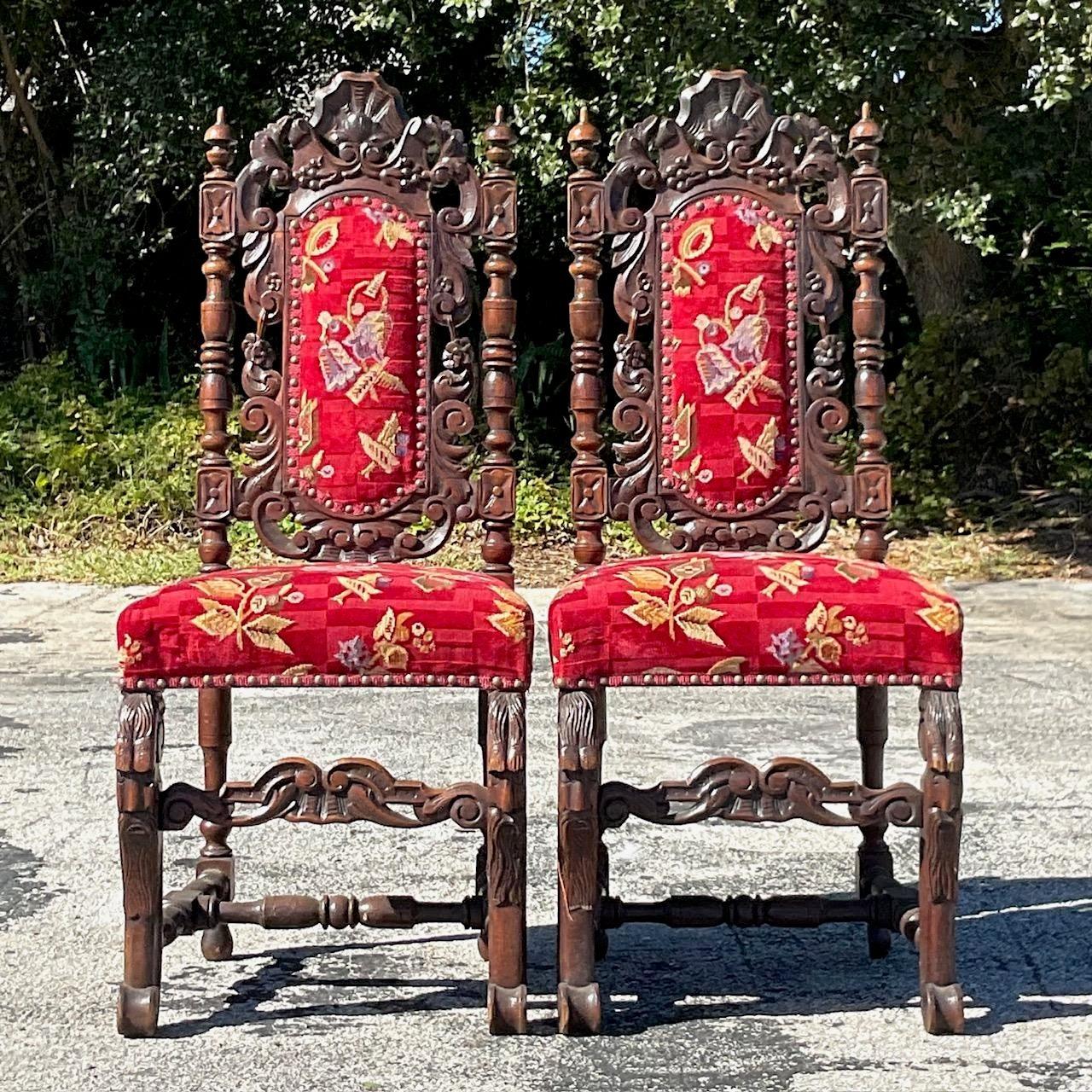 Américain Paire de chaises de salle à manger vintage en bois sculpté gothique en vente