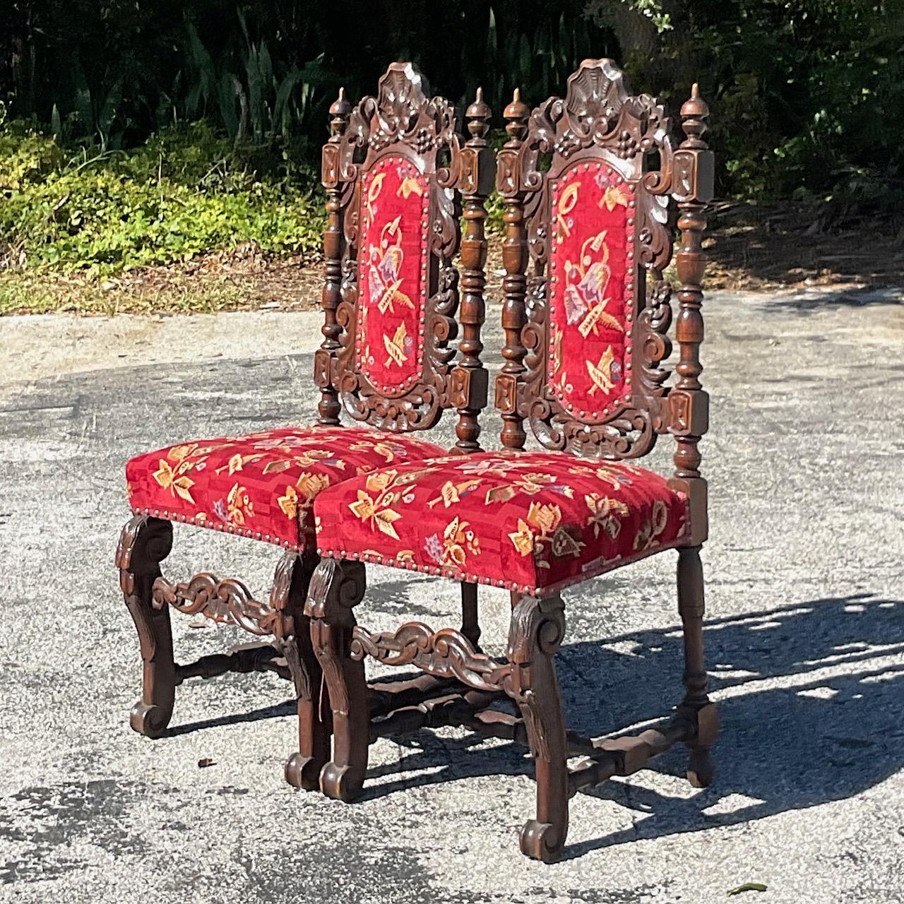Paire de chaises de salle à manger vintage en bois sculpté gothique Bon état - En vente à west palm beach, FL