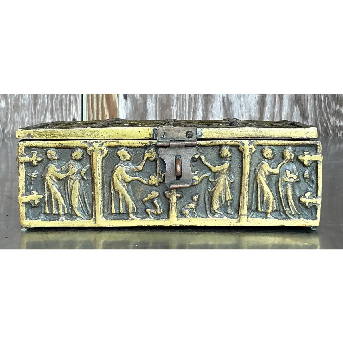 XX secolo Scatola gotica figurativa d'ottone d'epoca in vendita