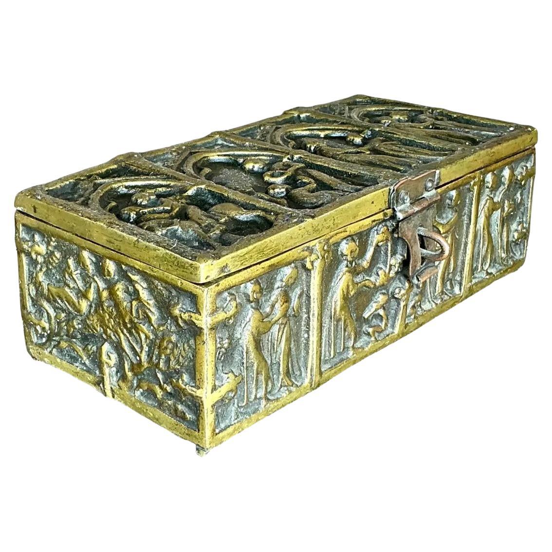Caja de latón figurativa gótica vintage