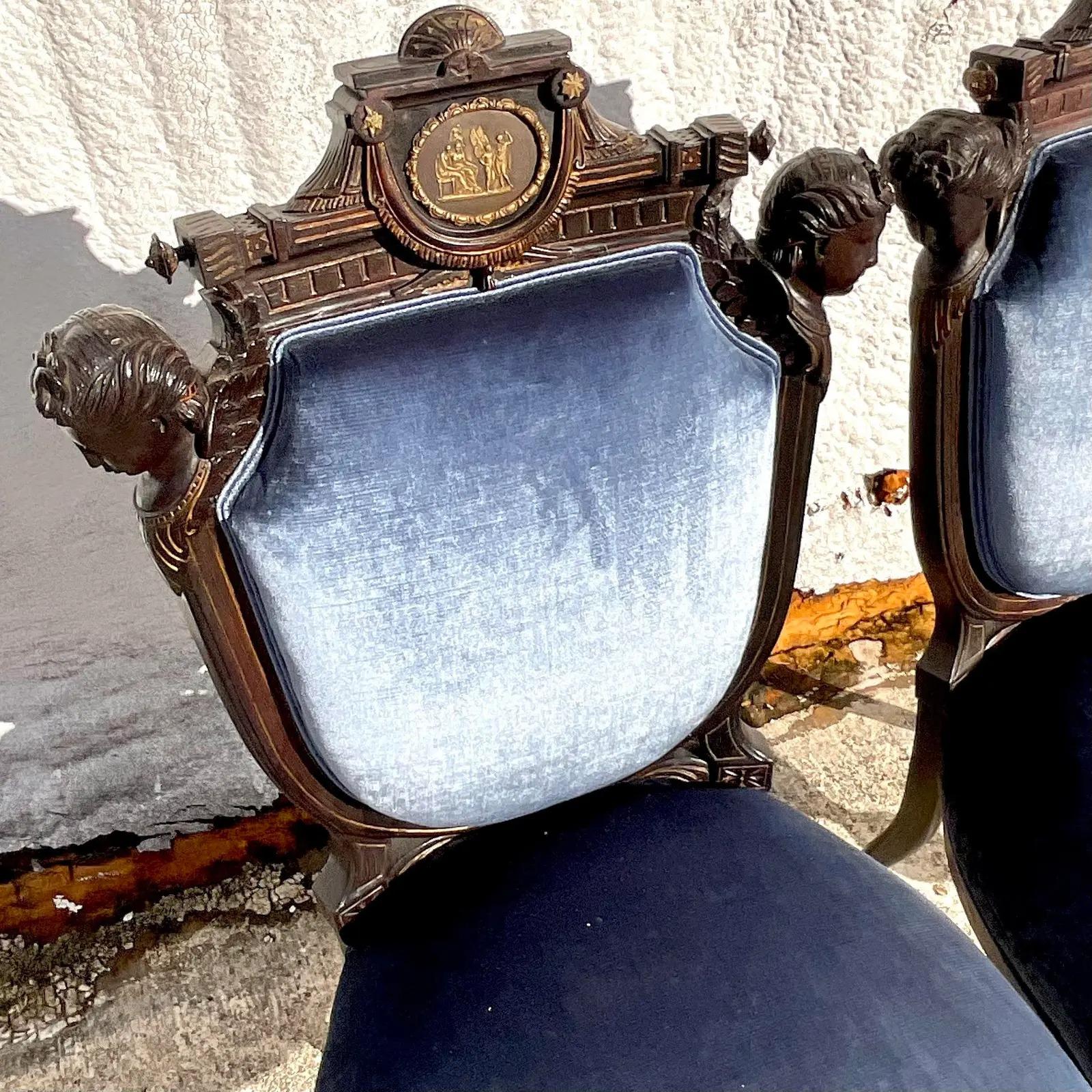 Vintage Gothic Hand geschnitzt Side Chairs - ein Paar im Angebot 5