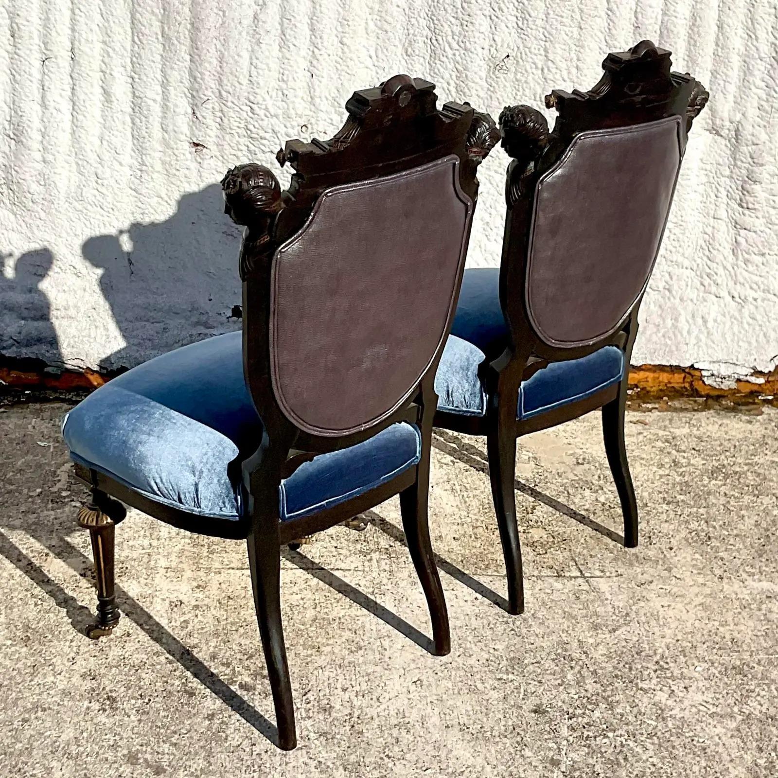 Gotico Sedie laterali gotiche vintage intagliate a mano - una coppia in vendita
