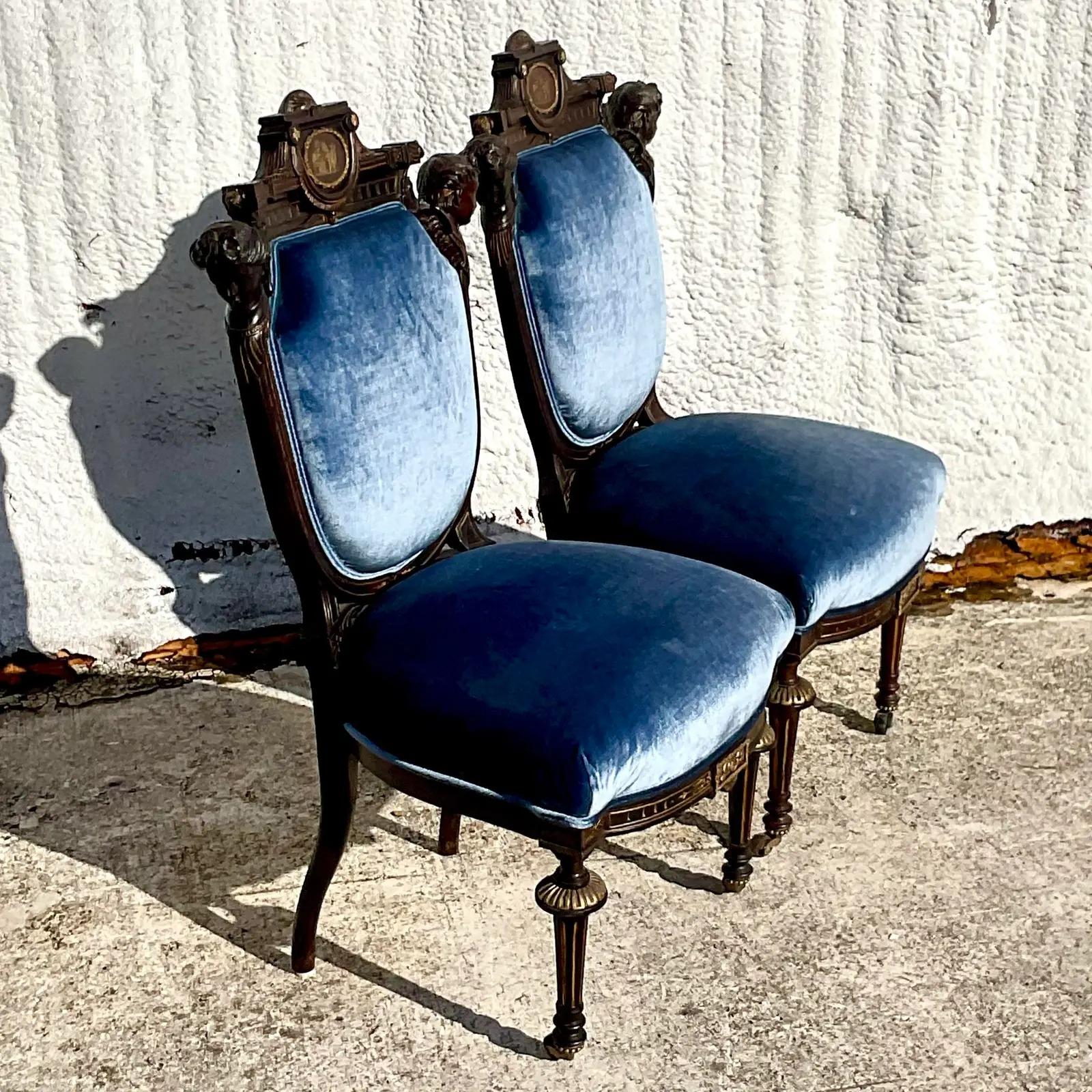Vintage Gothic Hand geschnitzt Side Chairs - ein Paar (Nordamerikanisch) im Angebot