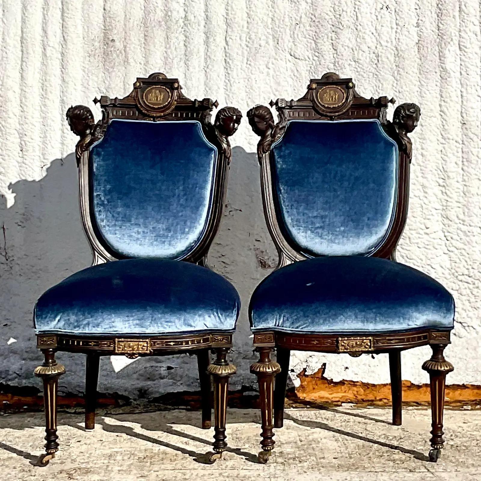 Sedie laterali gotiche vintage intagliate a mano - una coppia In condizioni buone in vendita a west palm beach, FL
