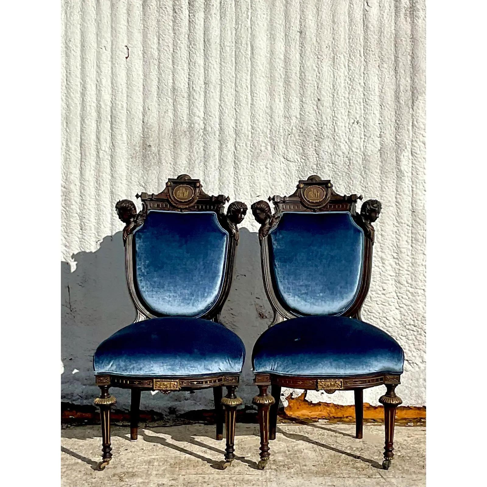 Metallo Sedie laterali gotiche vintage intagliate a mano - una coppia in vendita