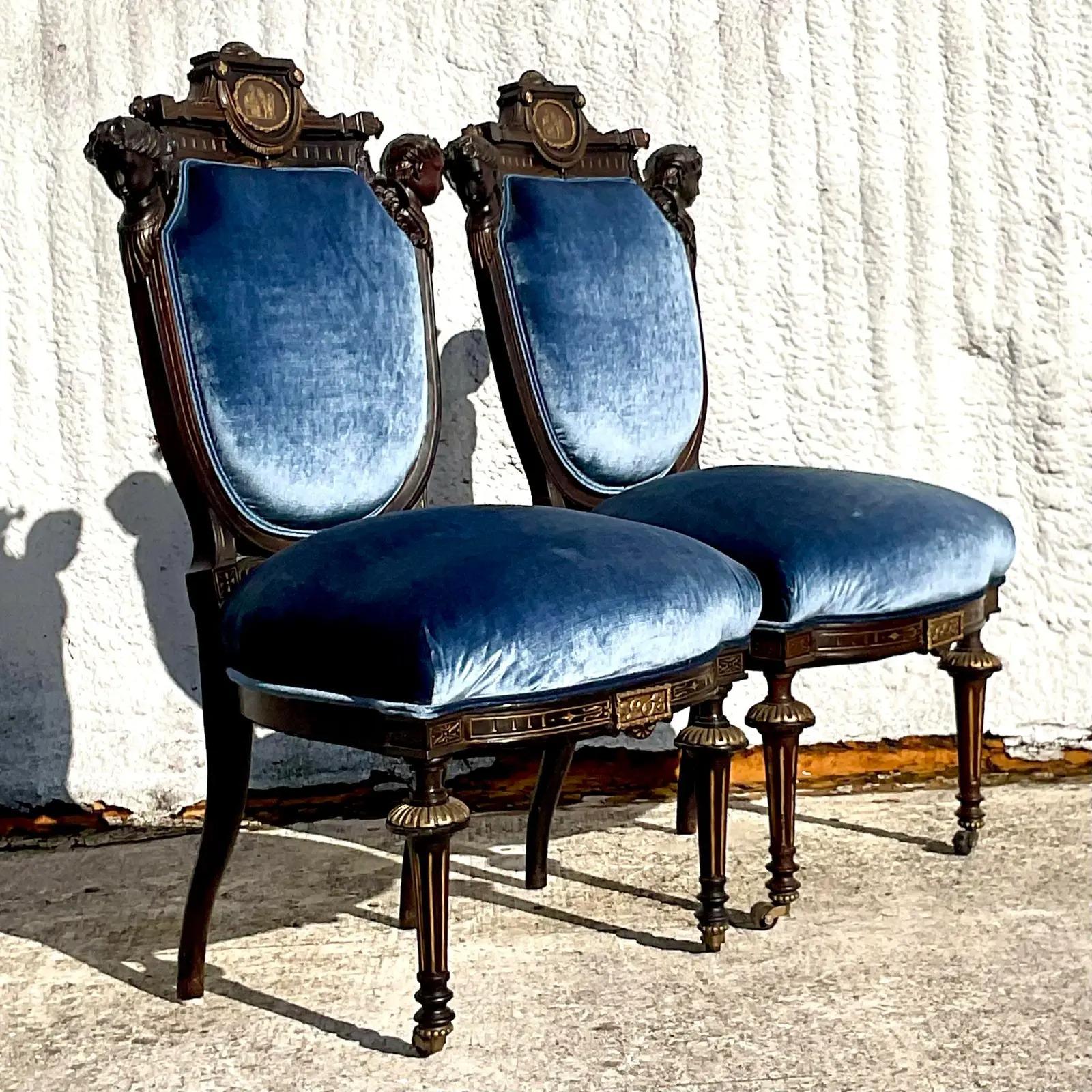 Vintage Gothic Hand geschnitzt Side Chairs - ein Paar im Angebot 2