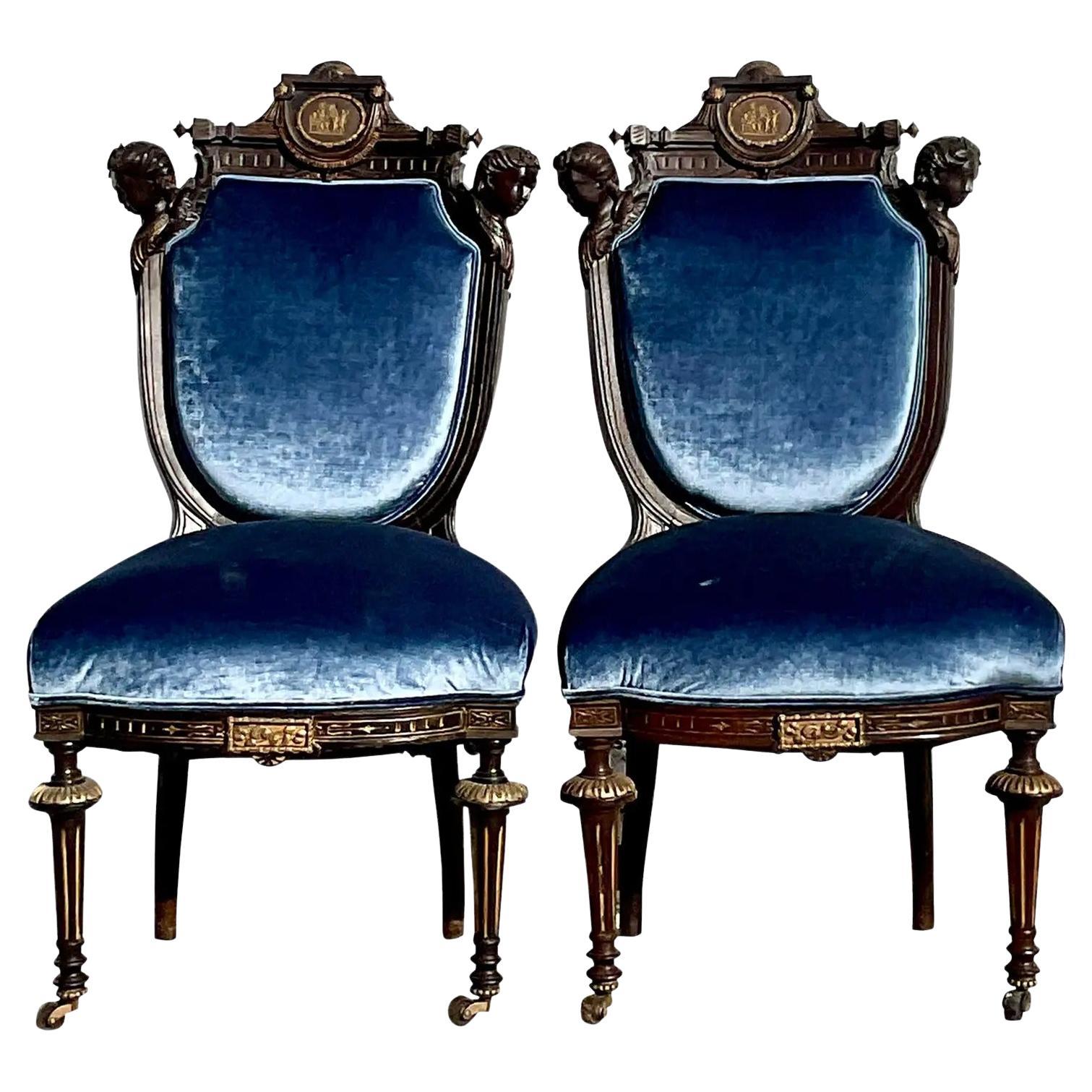 Vintage Gothic Hand geschnitzt Side Chairs - ein Paar im Angebot
