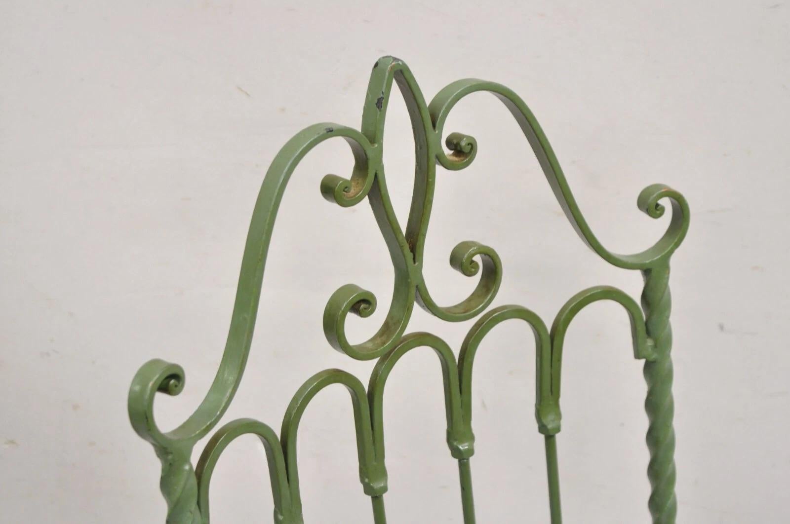 Ensemble de 4 chaises de salle à manger de style gothique Hollywood Regency en fer forgé vert en vente 5
