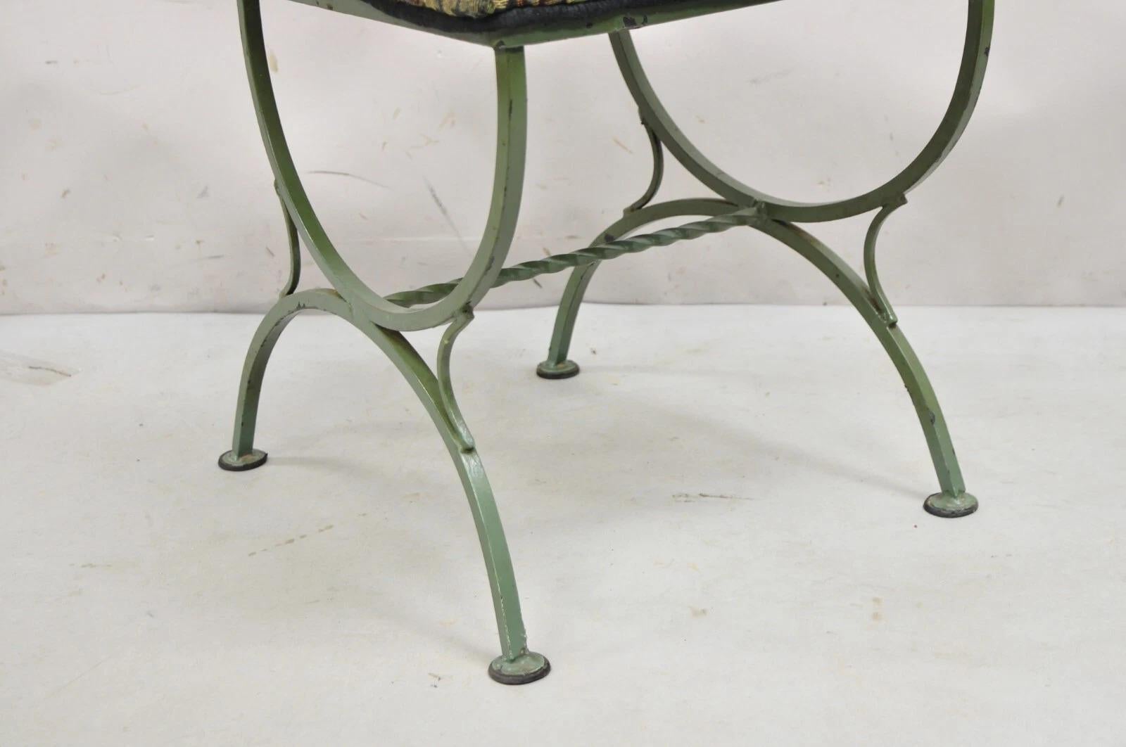 Ensemble de 4 chaises de salle à manger de style gothique Hollywood Regency en fer forgé vert Bon état - En vente à Philadelphia, PA