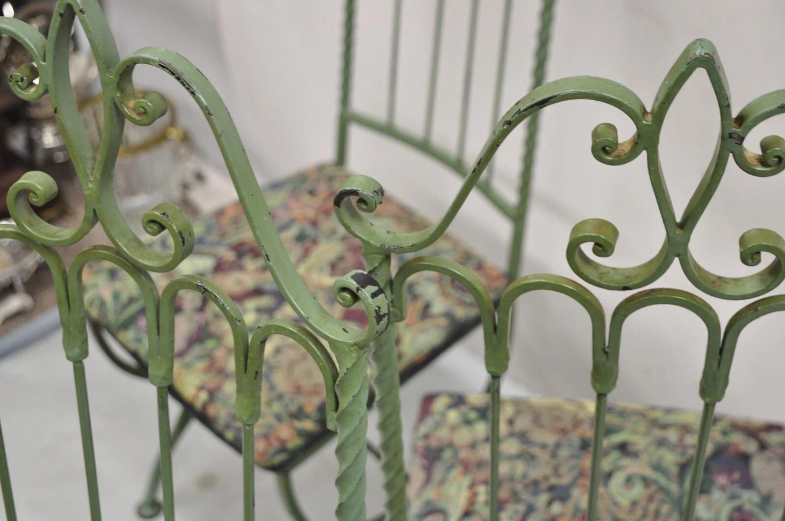 20ième siècle Ensemble de 4 chaises de salle à manger de style gothique Hollywood Regency en fer forgé vert en vente