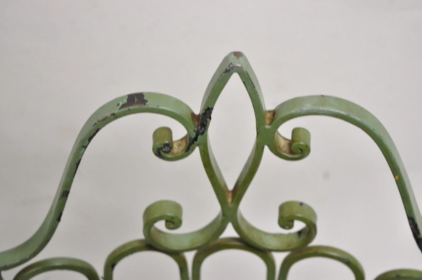 Fer forgé Ensemble de 4 chaises de salle à manger de style gothique Hollywood Regency en fer forgé vert en vente