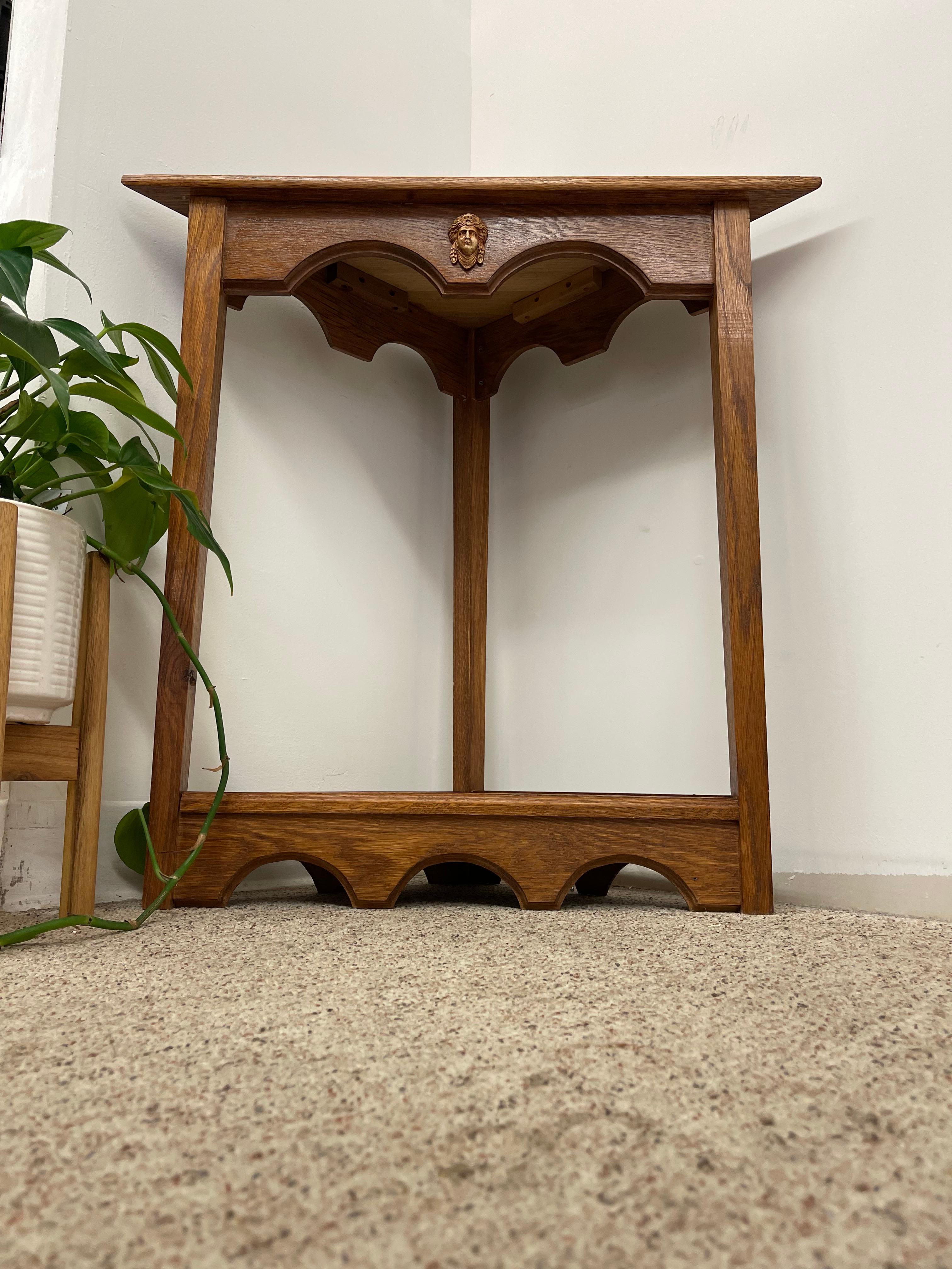 Table d'angle vintage néo-gothique avec médaillon sculpté en forme de visage classique en vente 4