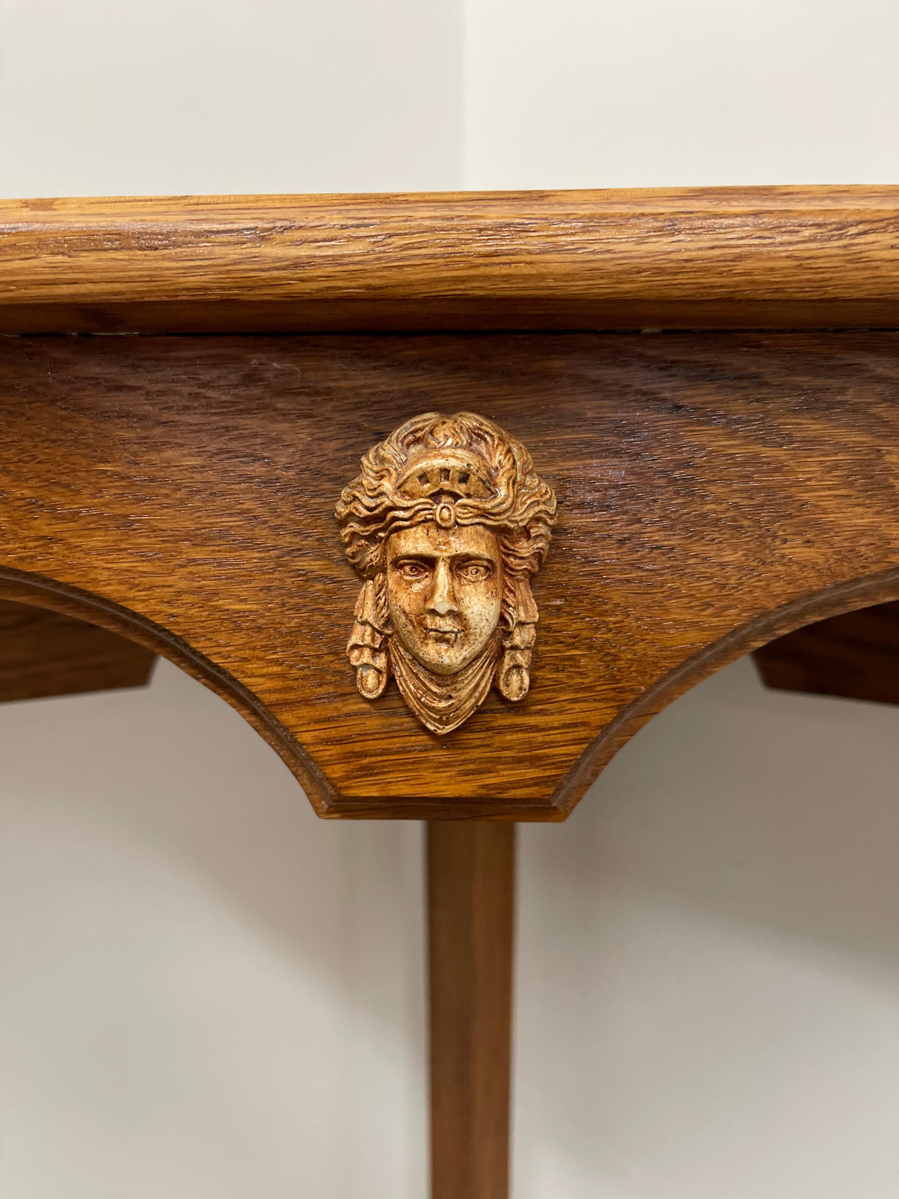 Table d'angle vintage néo-gothique avec médaillon sculpté en forme de visage classique en vente 5