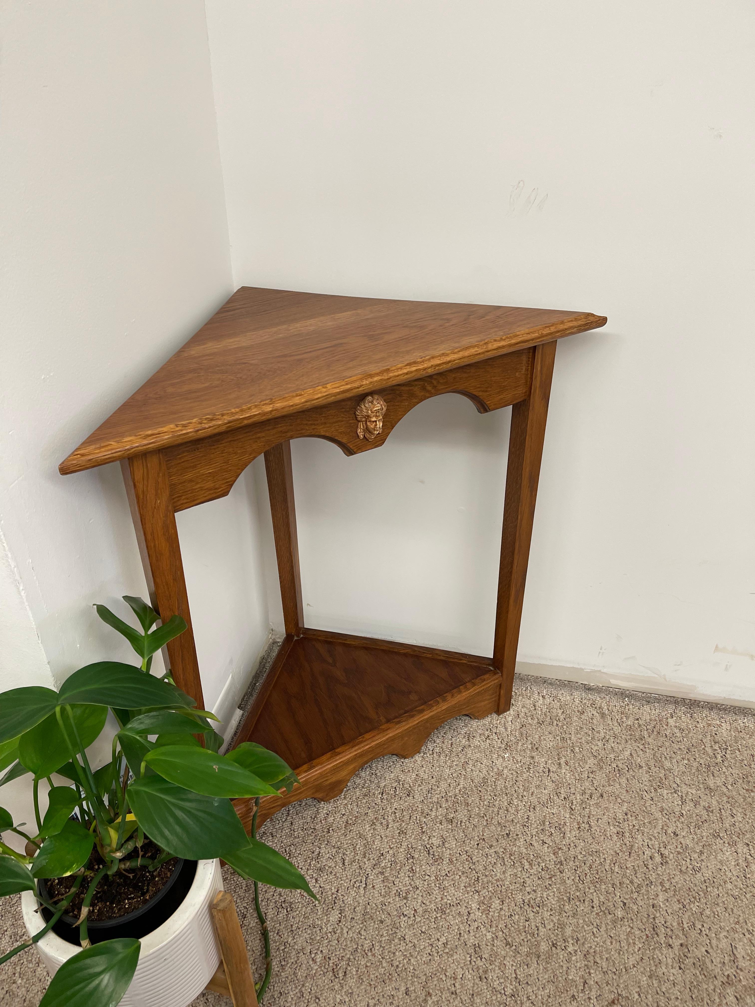 Mid-Century Modern Table d'angle vintage néo-gothique avec médaillon sculpté en forme de visage classique en vente