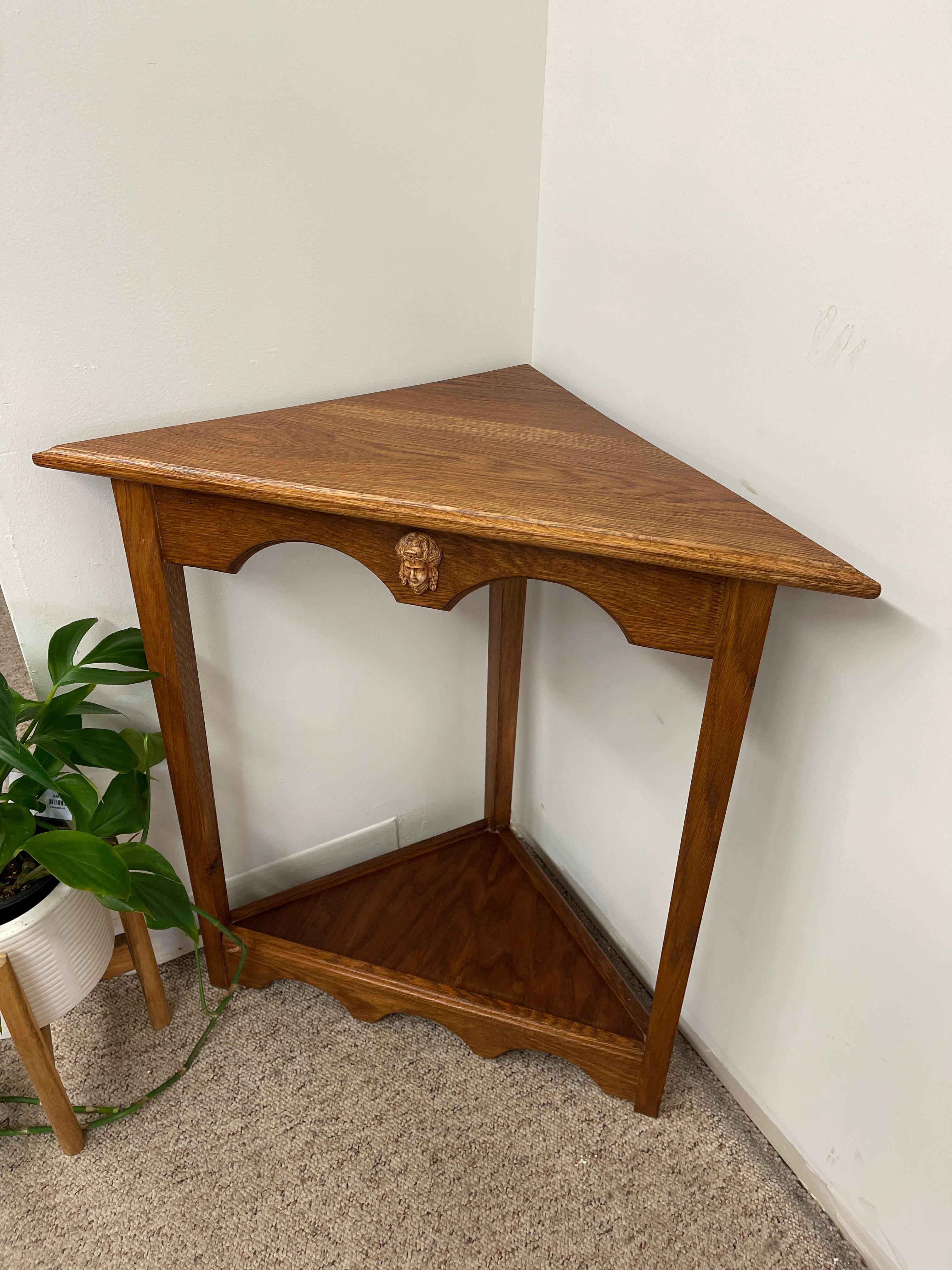 Table d'angle vintage néo-gothique avec médaillon sculpté en forme de visage classique Bon état - En vente à Seattle, WA