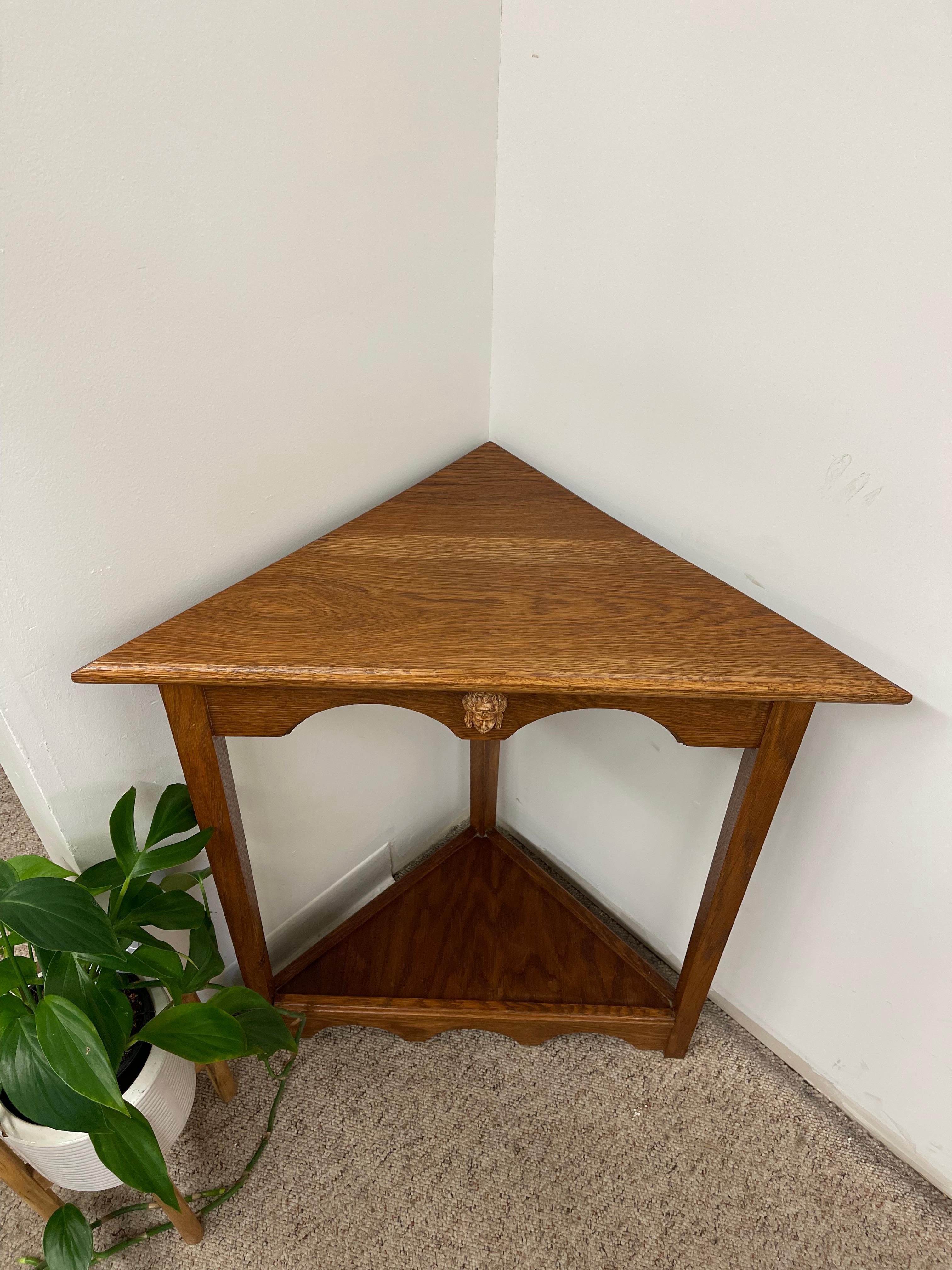 Fin du 20e siècle Table d'angle vintage néo-gothique avec médaillon sculpté en forme de visage classique en vente