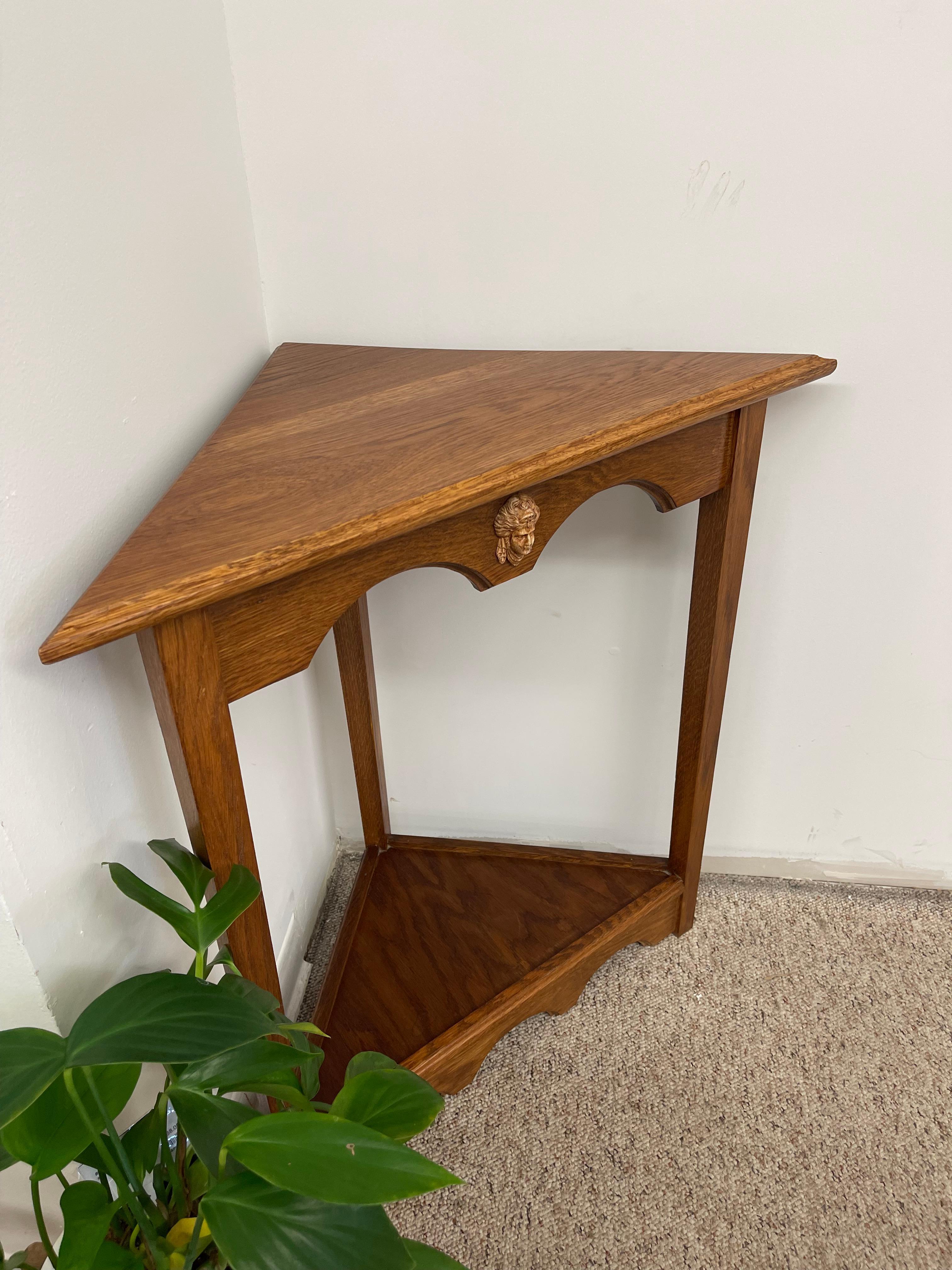 Bois Table d'angle vintage néo-gothique avec médaillon sculpté en forme de visage classique en vente