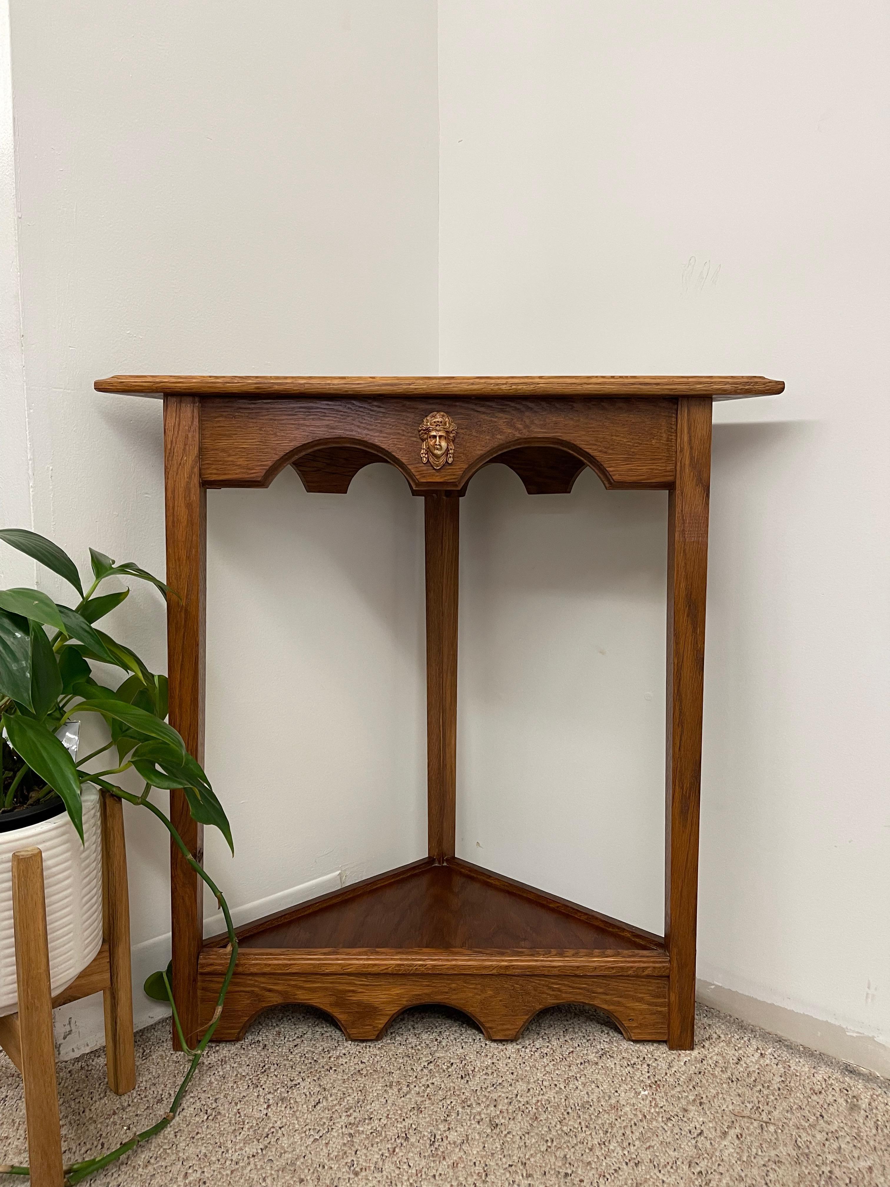 Table d'angle vintage néo-gothique avec médaillon sculpté en forme de visage classique en vente 1