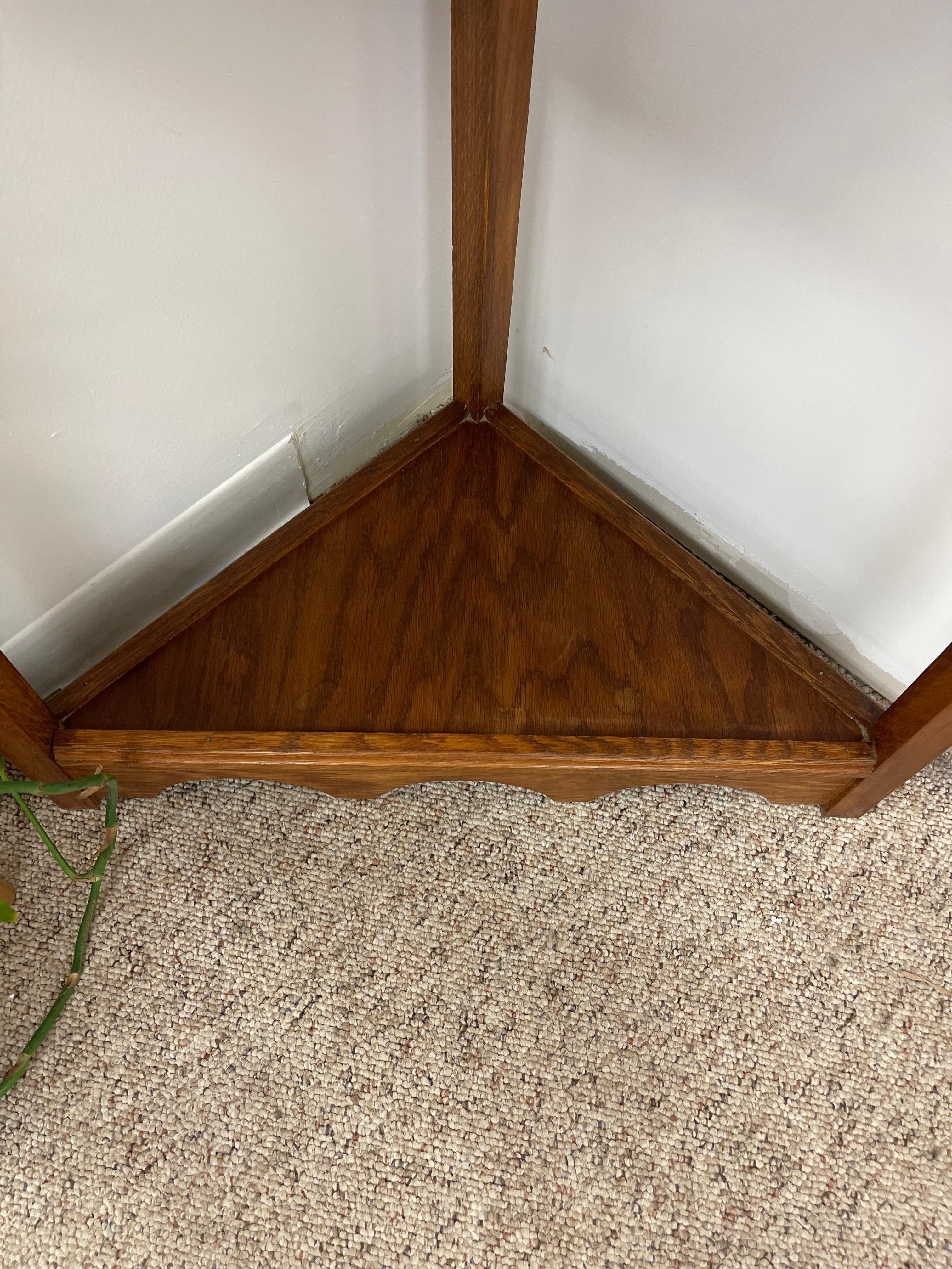 Table d'angle vintage néo-gothique avec médaillon sculpté en forme de visage classique en vente 2