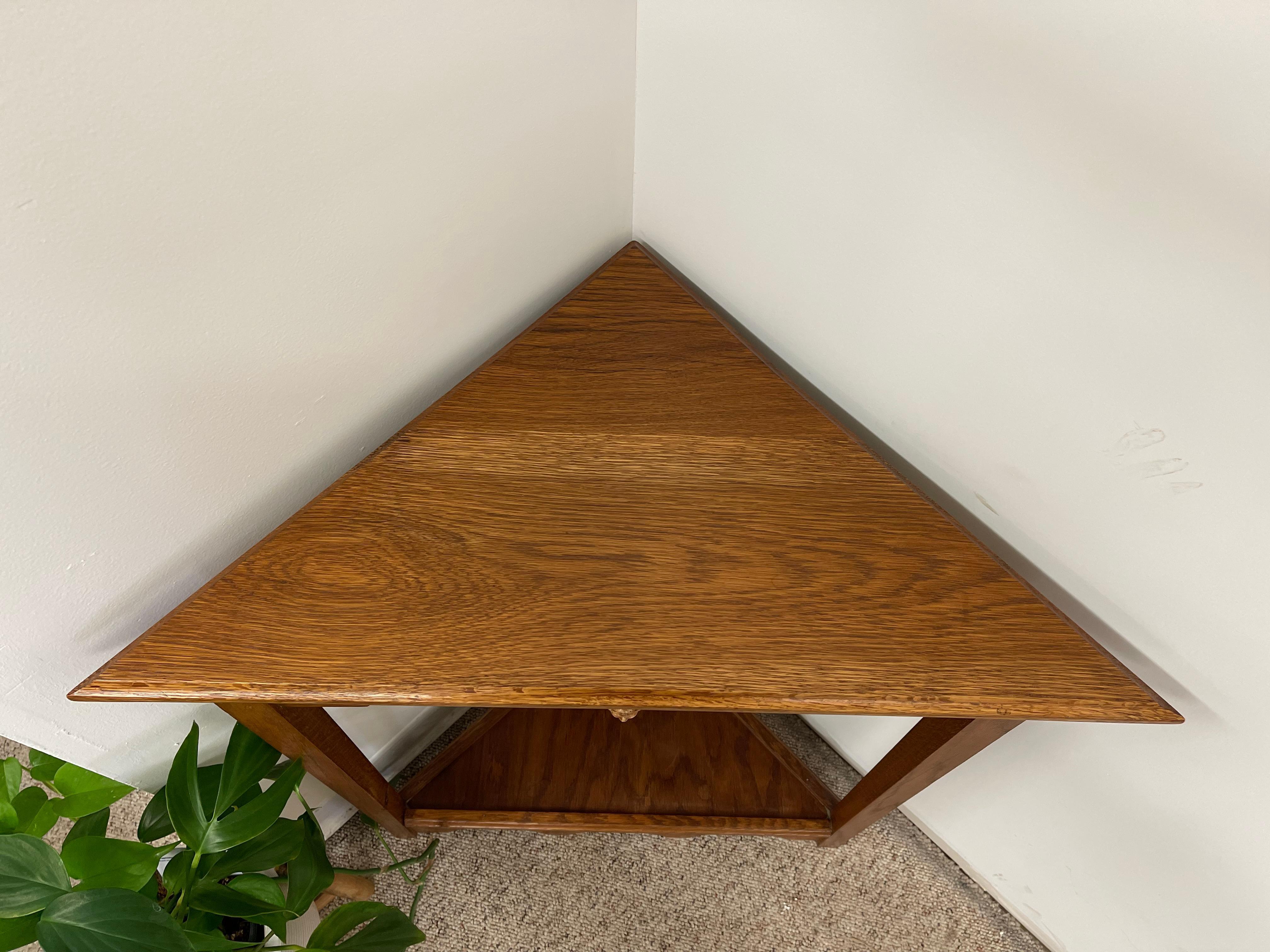 Table d'angle vintage néo-gothique avec médaillon sculpté en forme de visage classique en vente 3