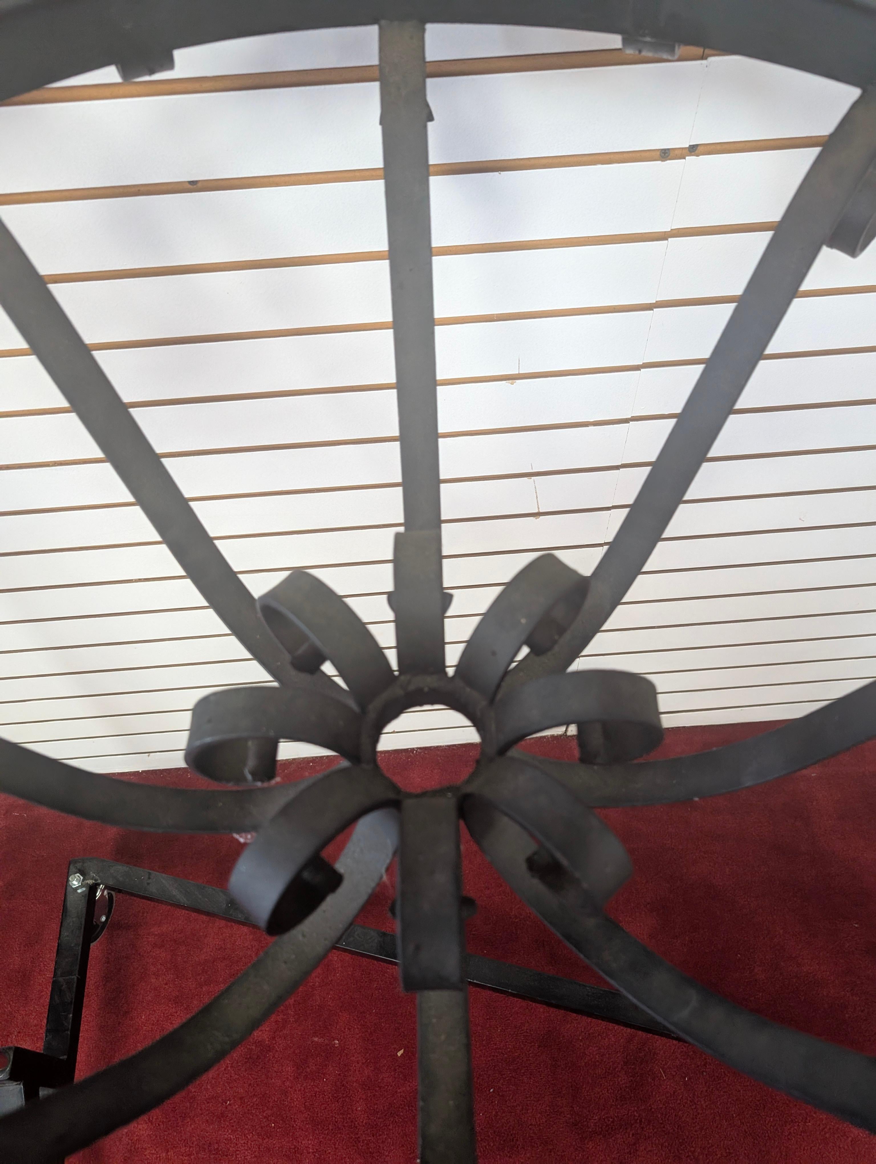 Lampadario a 8 candele in ferro battuto in stile gotico revival d'epoca in vendita 4