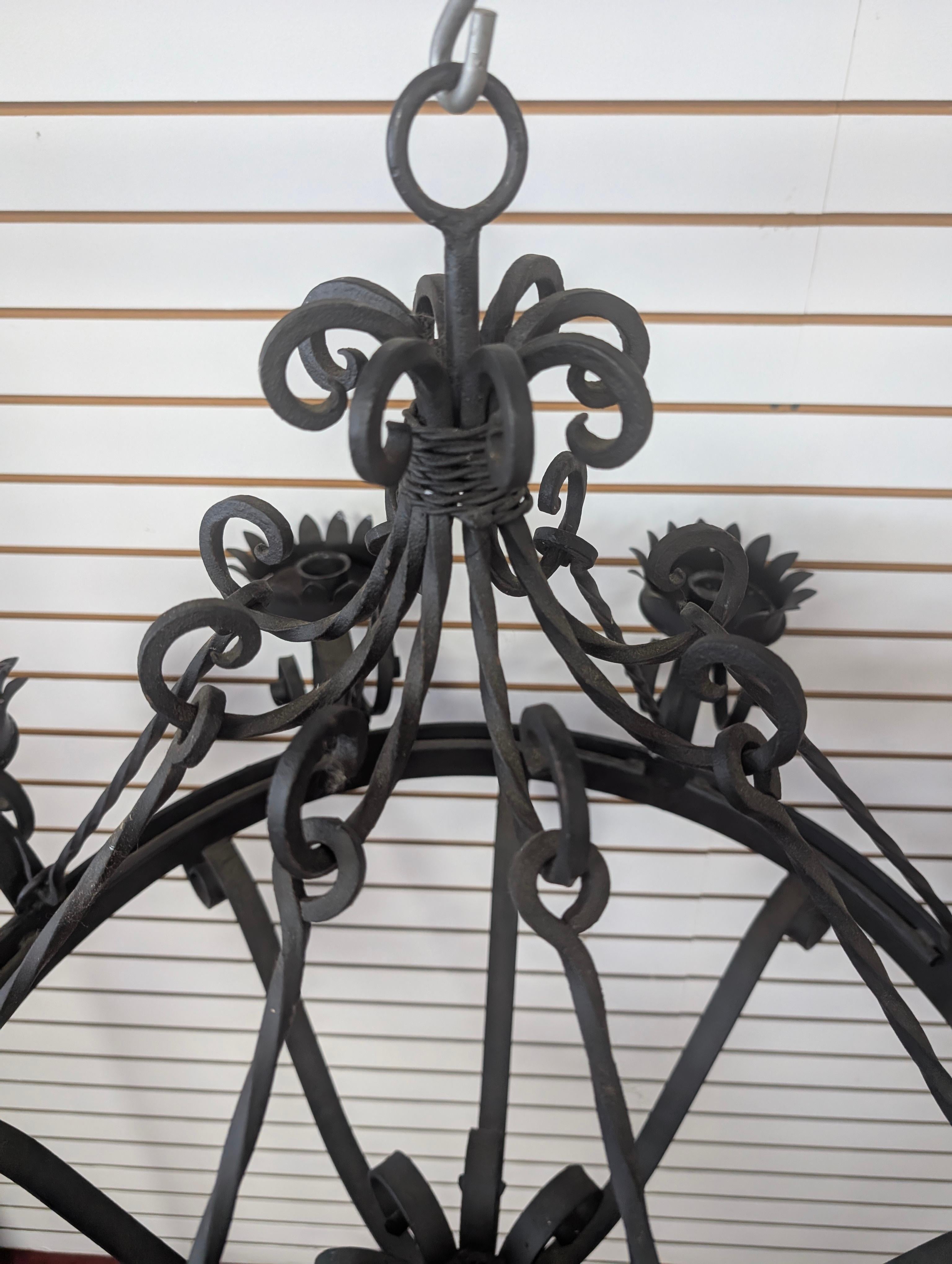 Neogotico Lampadario a 8 candele in ferro battuto in stile gotico revival d'epoca in vendita