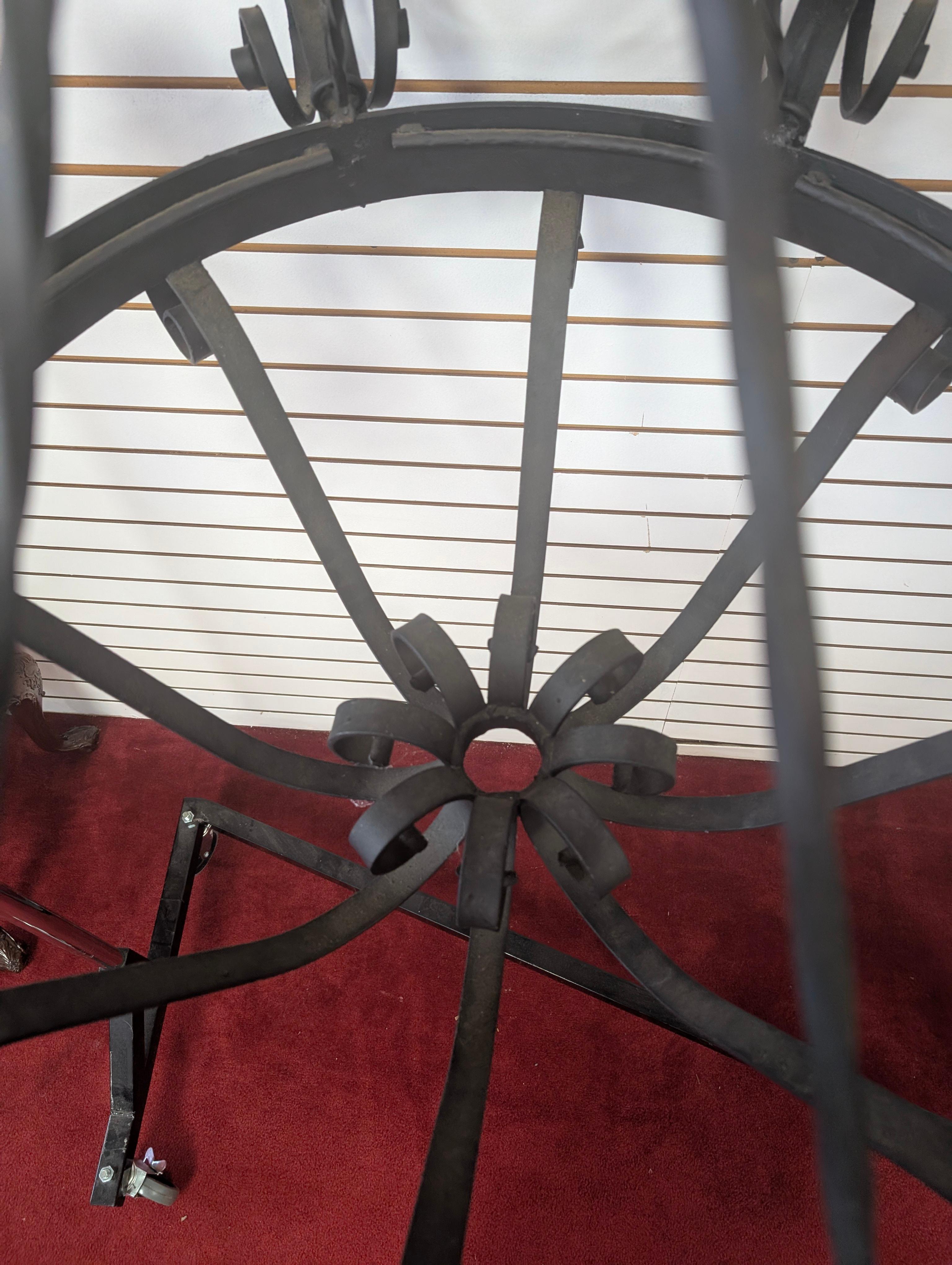 Lampadario a 8 candele in ferro battuto in stile gotico revival d'epoca In condizioni buone in vendita a Oakwood, GA