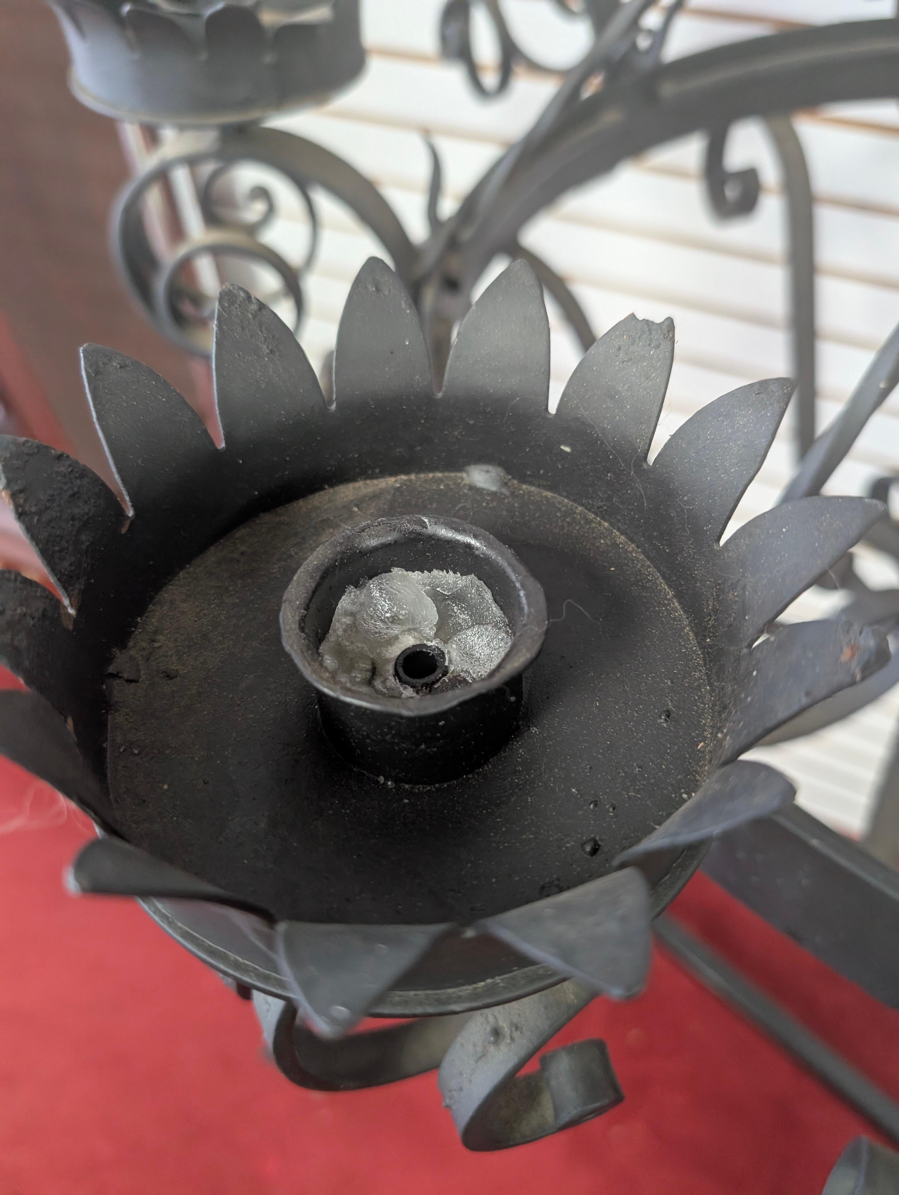 XX secolo Lampadario a 8 candele in ferro battuto in stile gotico revival d'epoca in vendita