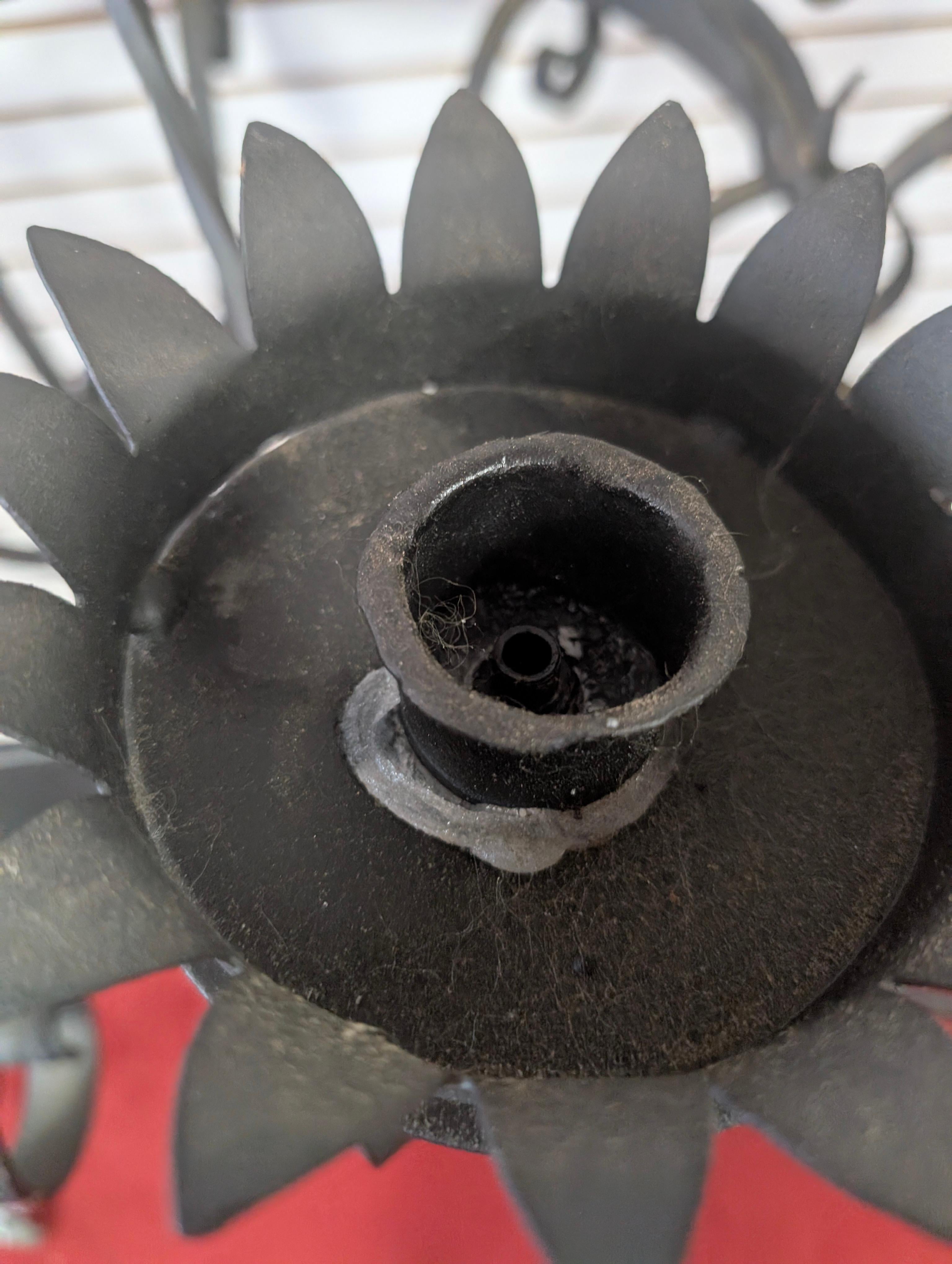 Ferro battuto Lampadario a 8 candele in ferro battuto in stile gotico revival d'epoca in vendita