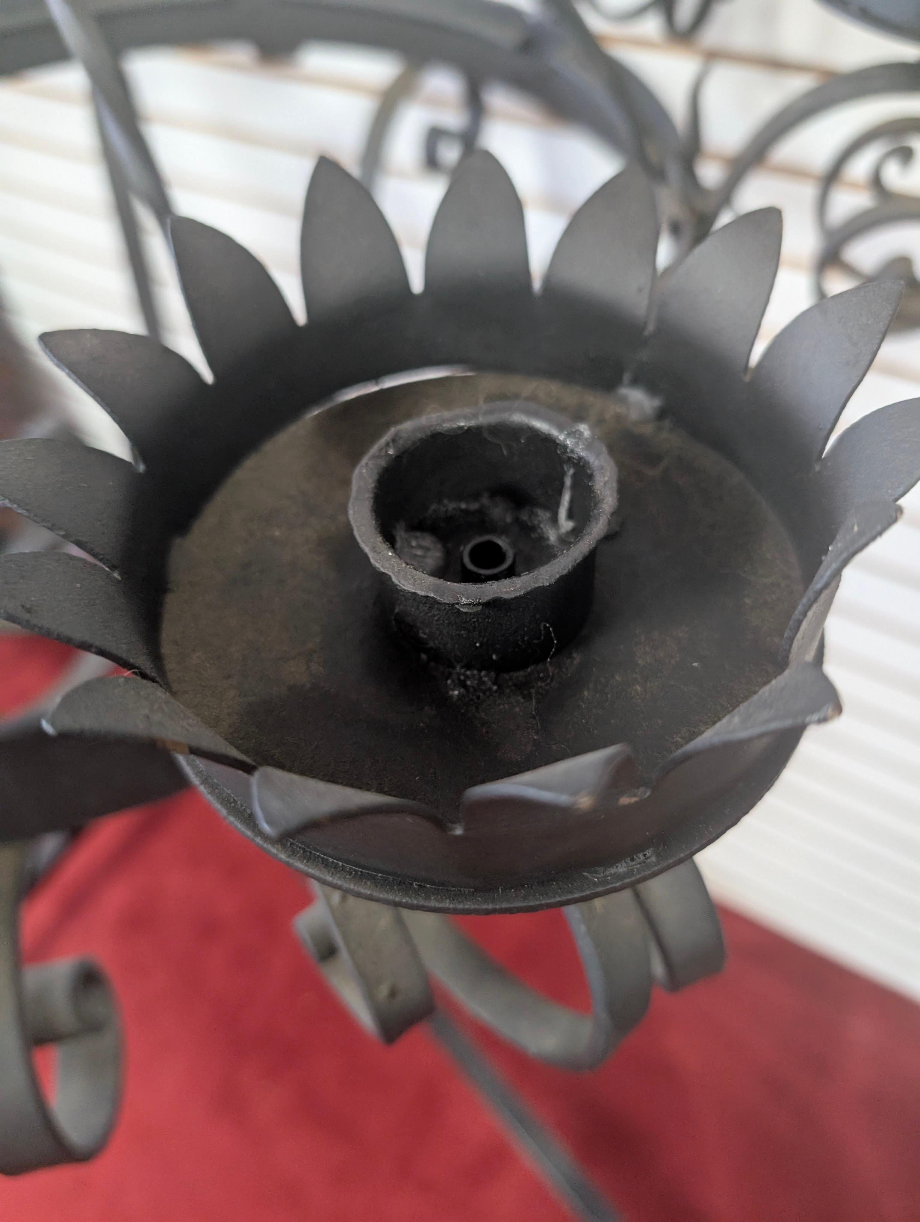 Lampadario a 8 candele in ferro battuto in stile gotico revival d'epoca in vendita 1