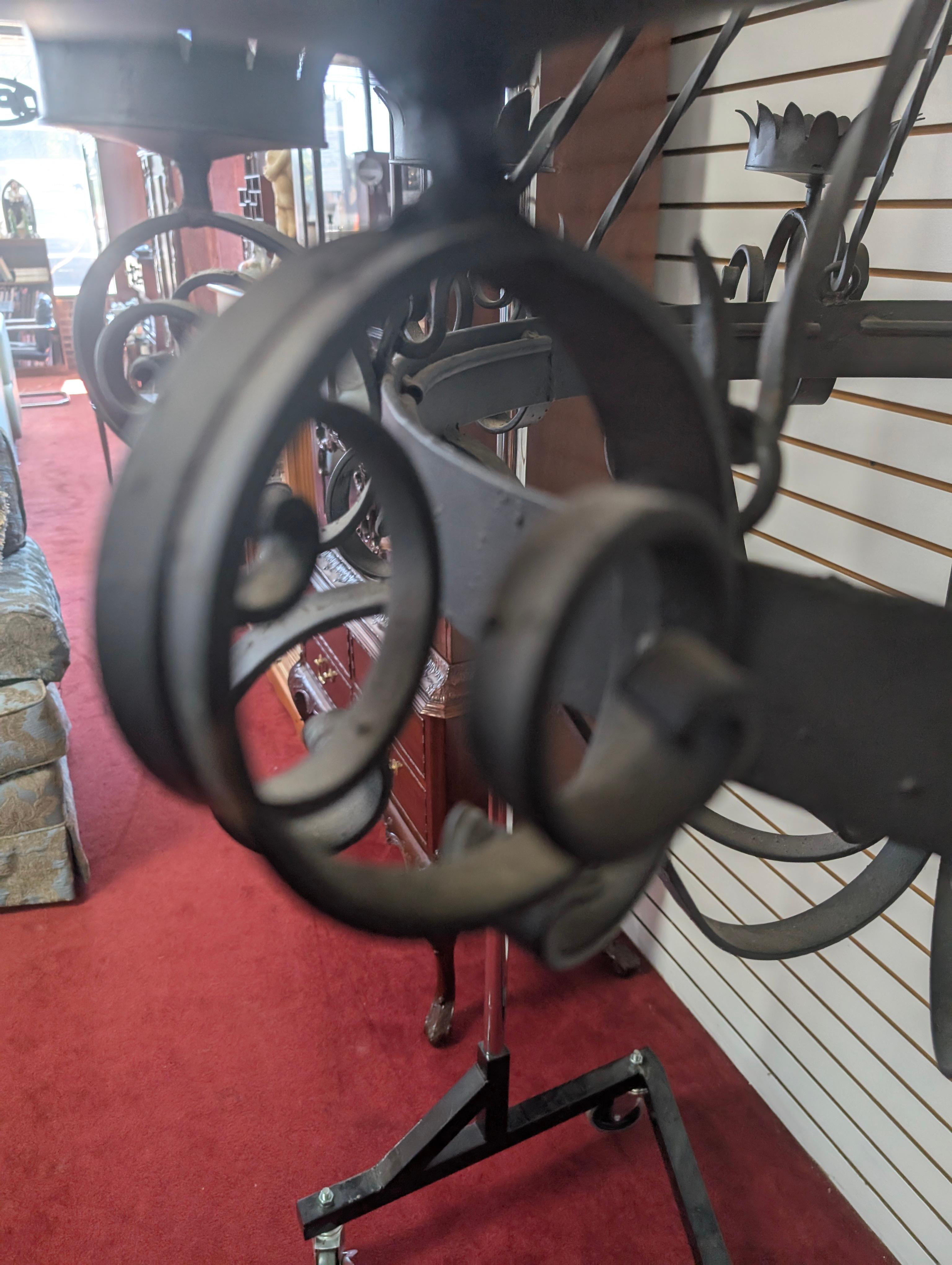 Lampadario a 8 candele in ferro battuto in stile gotico revival d'epoca in vendita 2