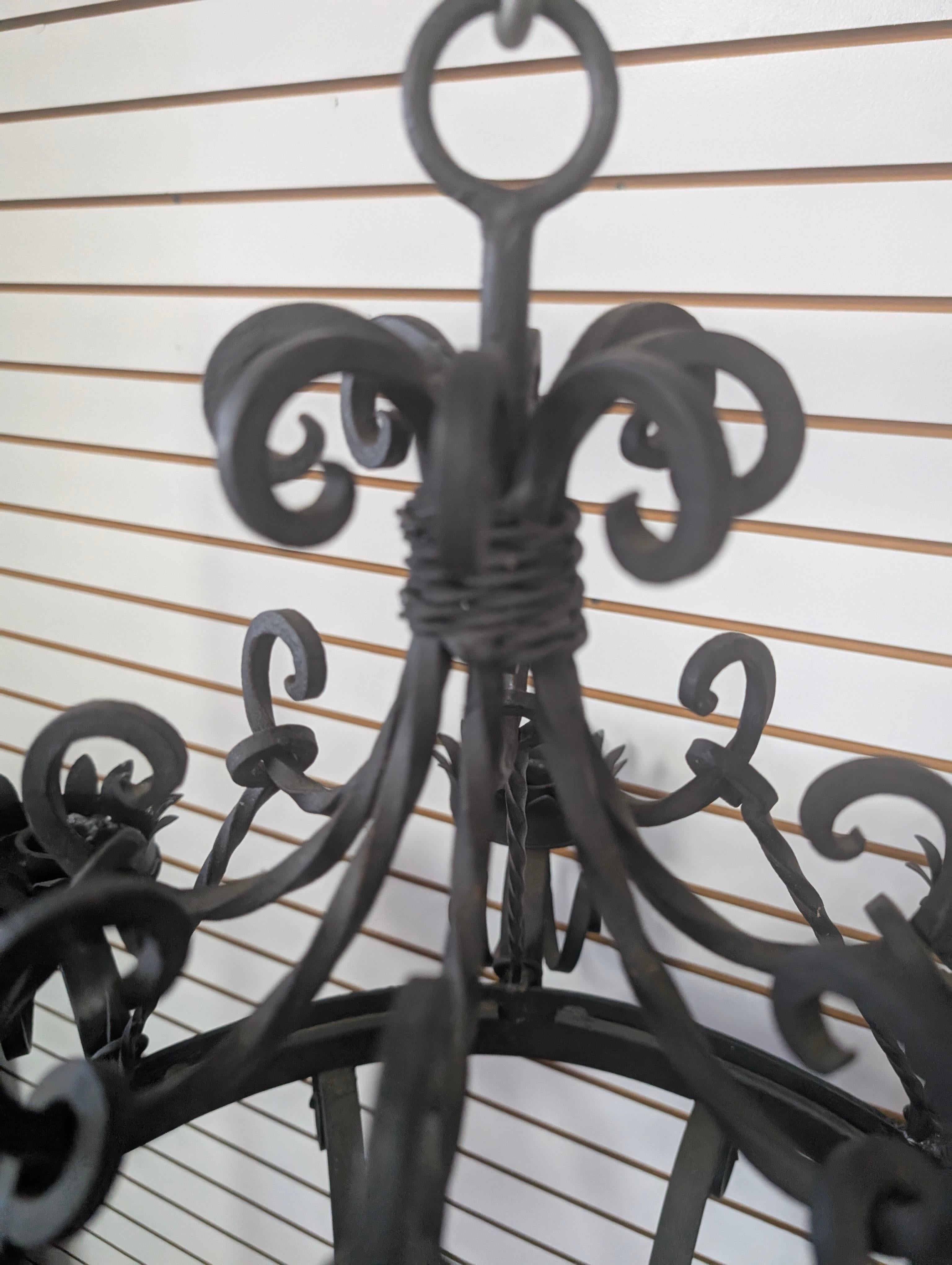 Lampadario a 8 candele in ferro battuto in stile gotico revival d'epoca in vendita 3