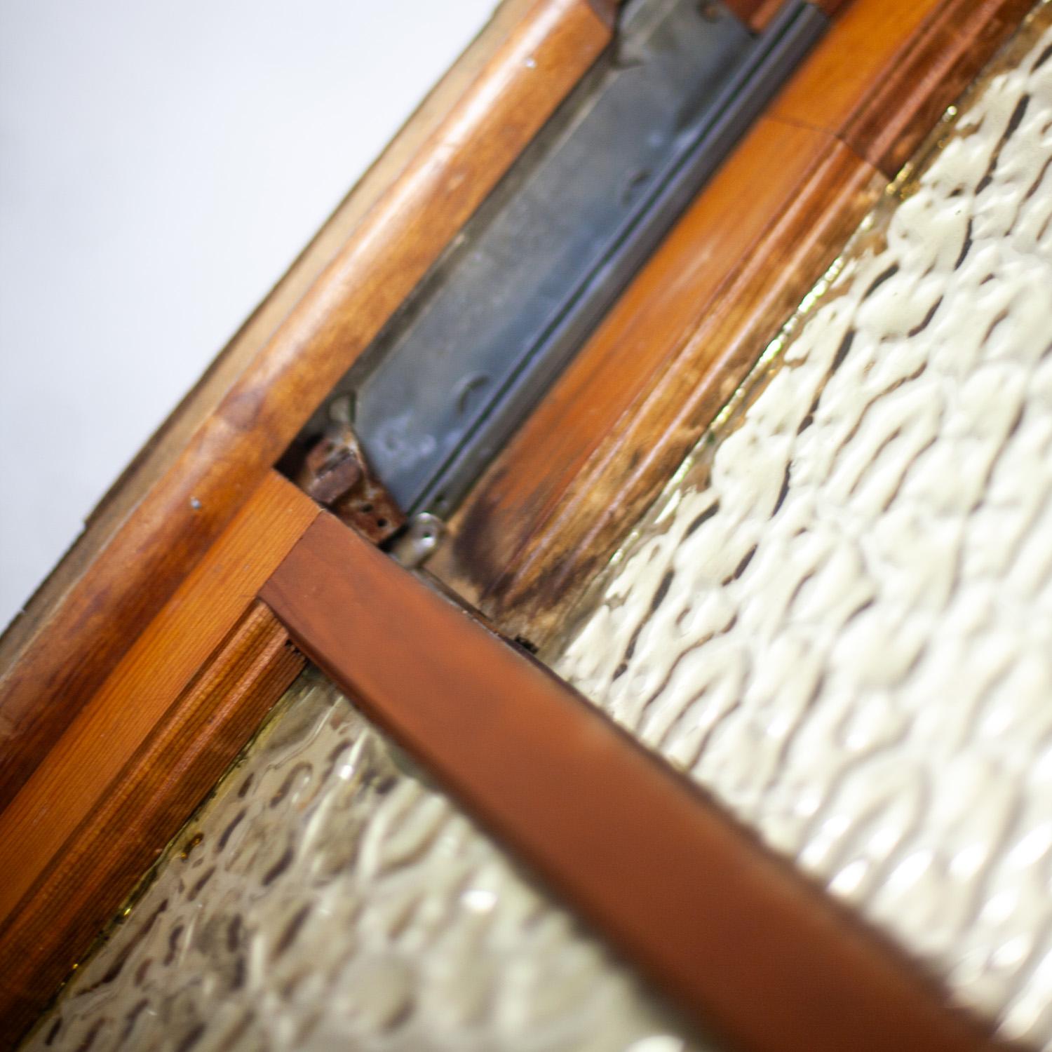 Décor de fenêtre ou de mur en bois rustique de style gothique vintage avec verre bombé ambré en vente 2