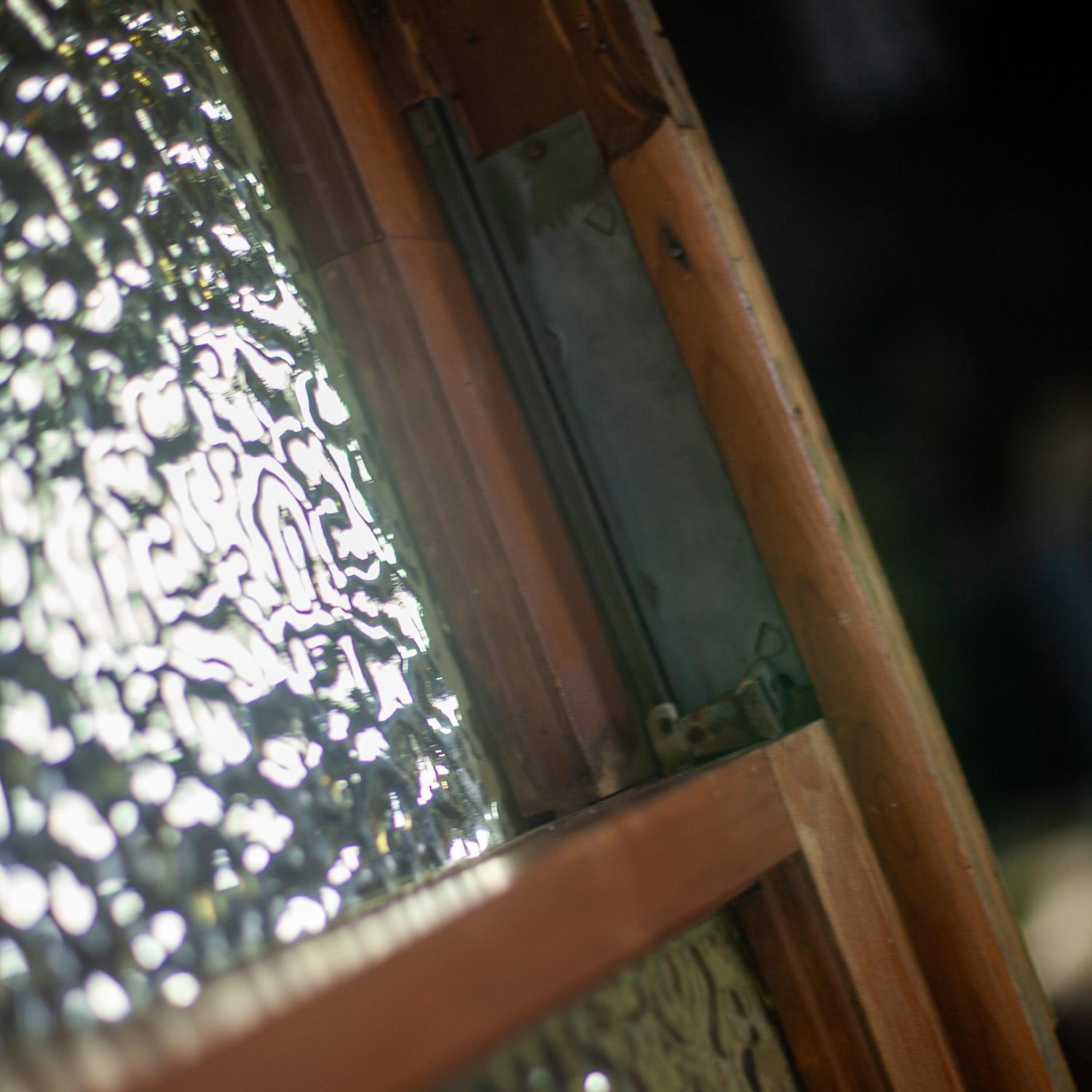 Décor de fenêtre ou de mur en bois rustique de style gothique vintage avec verre bombé ambré en vente 3
