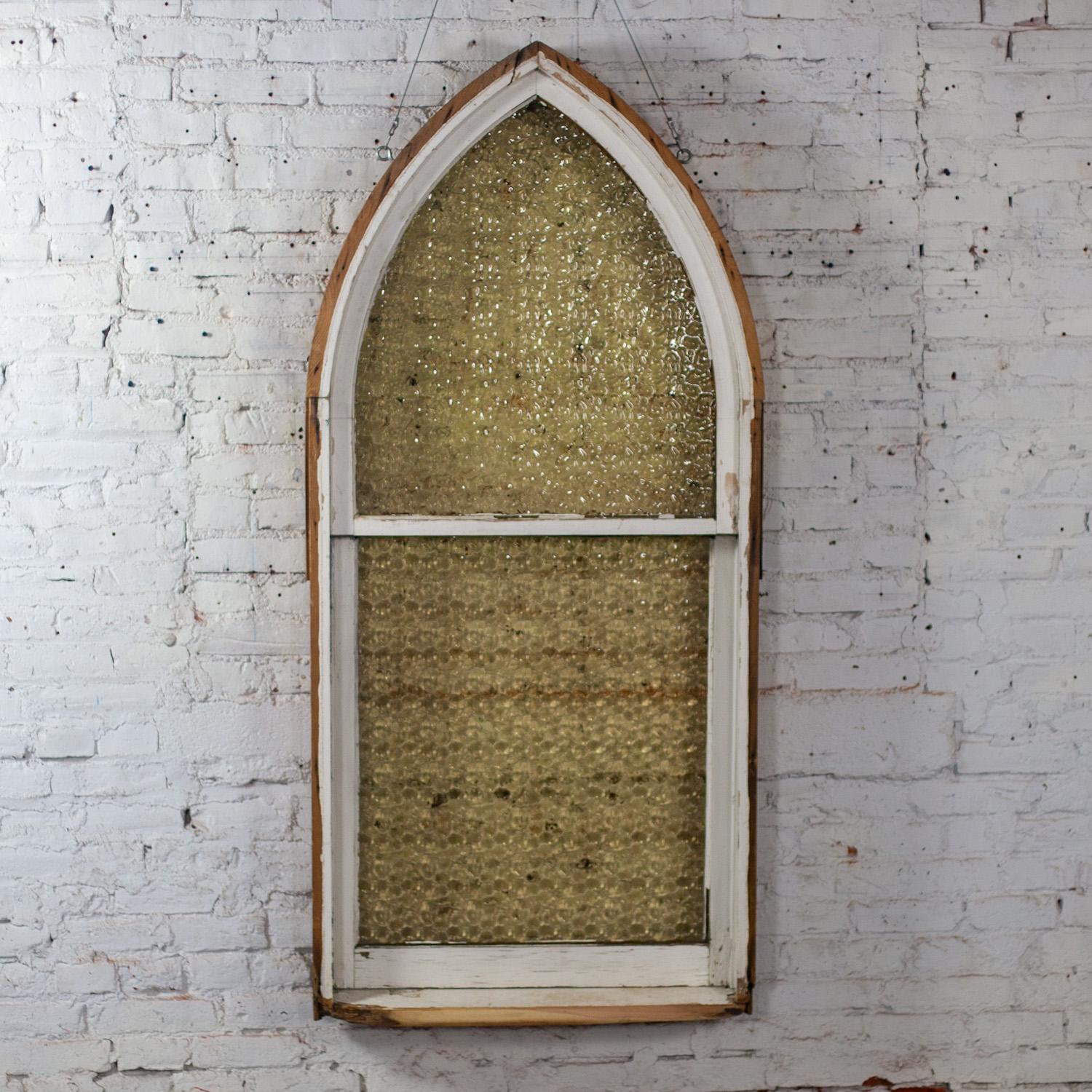 Fenêtre ou décor mural en bois rustique de style gothique du début au milieu du 20e siècle, avec verre à fossettes ambré. Byit, en gardant à l'esprit qu'il s'agit d'une pièce vintage et non pas neuve, qui présentera donc des signes d'utilisation et