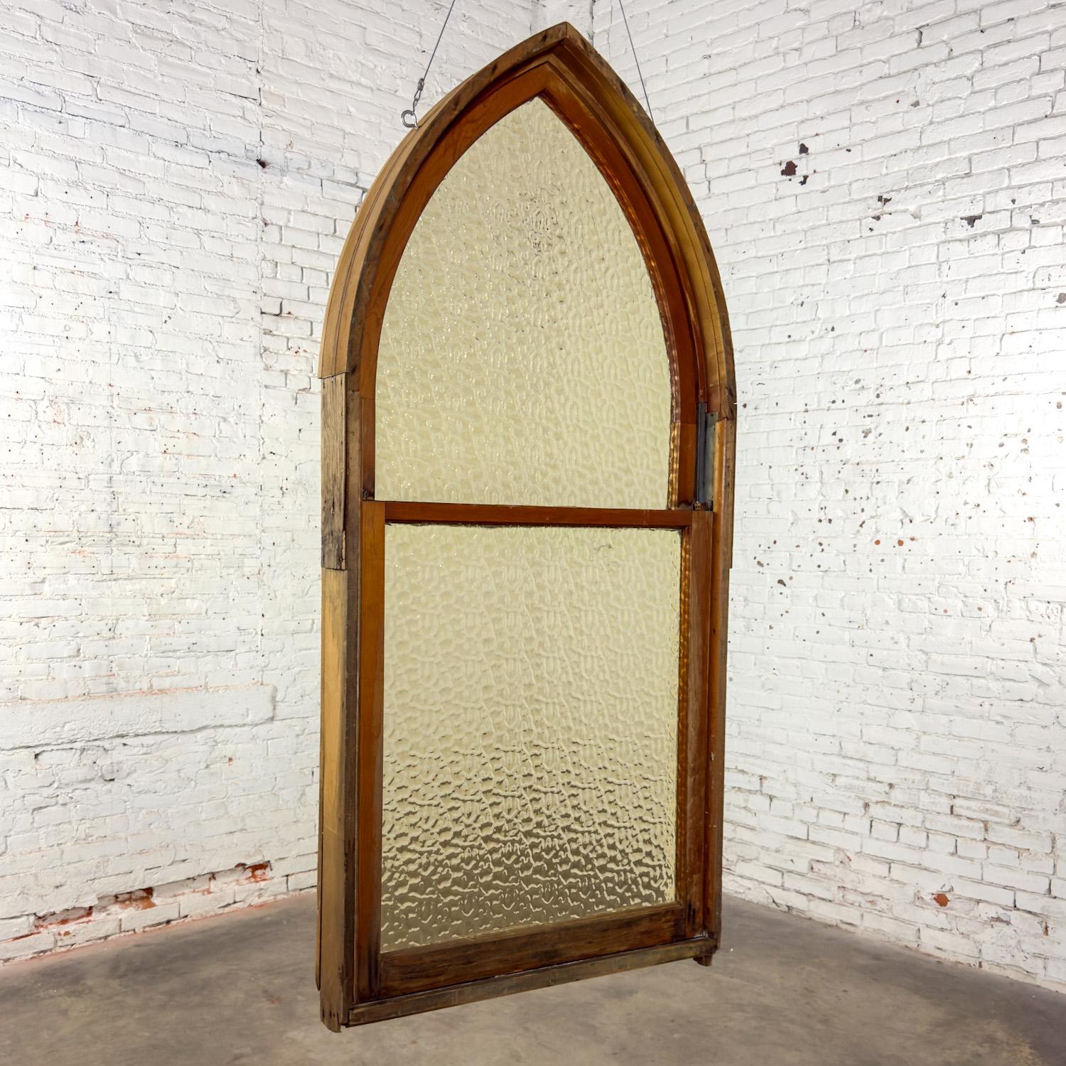 Gothique Décor de fenêtre ou de mur en bois rustique de style gothique vintage avec verre bombé ambré en vente
