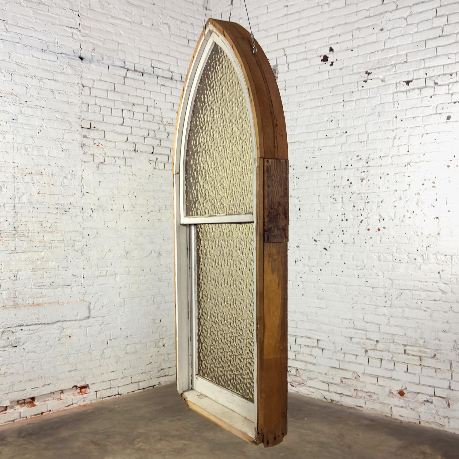 Américain Décor de fenêtre ou de mur en bois rustique de style gothique vintage avec verre bombé ambré en vente